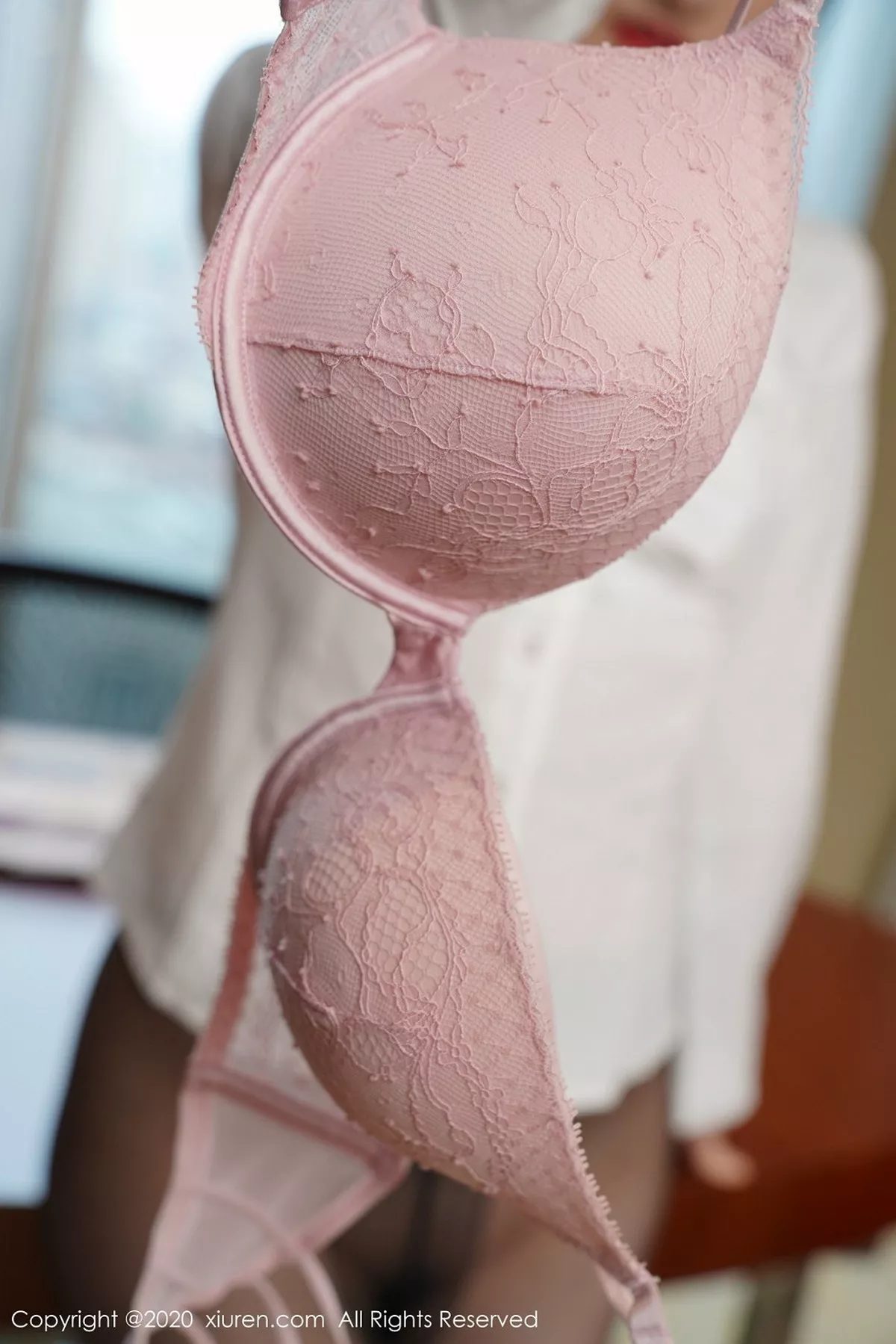 秀人集.com_[XiuRen秀人网]No.2437_嫩模诗诗kiki脱性感白衬衣露粉色内衣黑丝裤袜撩人诱惑写真45P