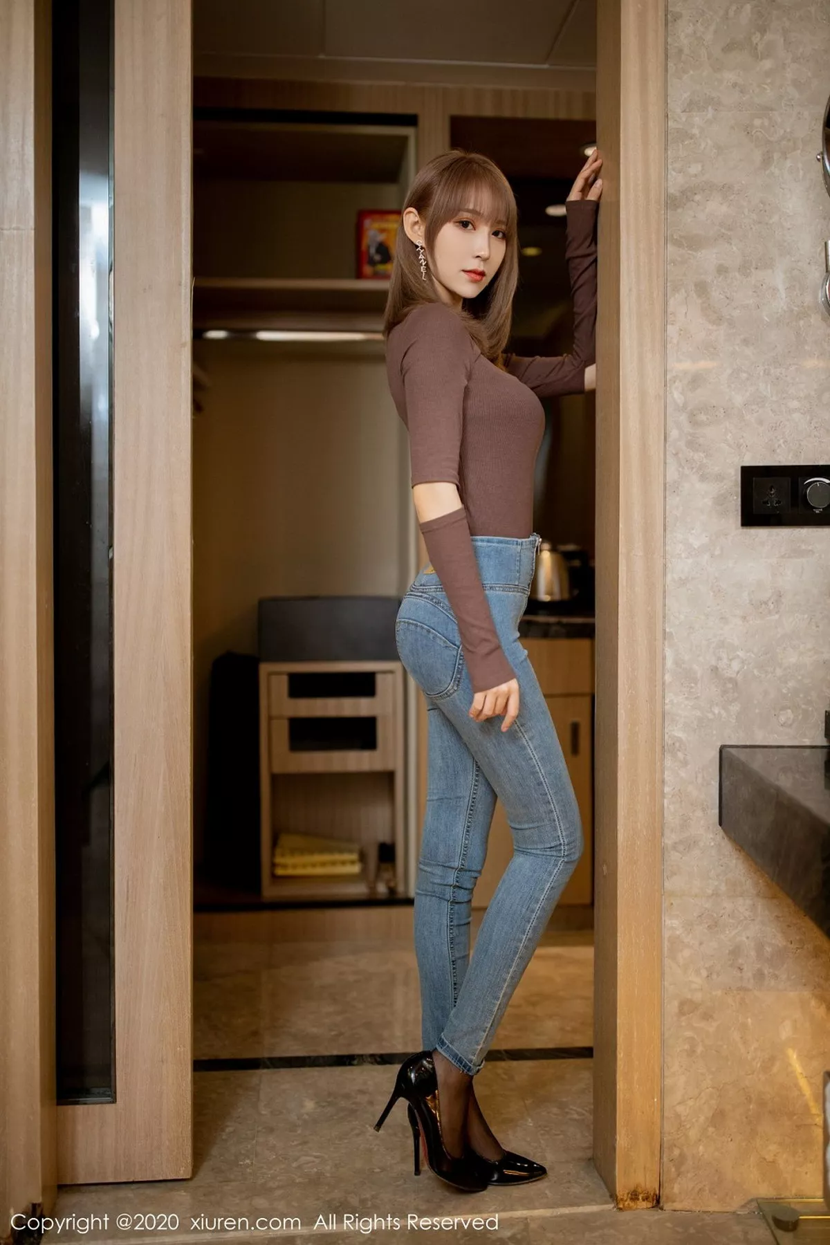 秀人集.com_[XiuRen秀人网]No.2443_丽质模特周慕汐fairy私房脱紧身牛仔裤露无内黑丝裤袜诱惑写真56P