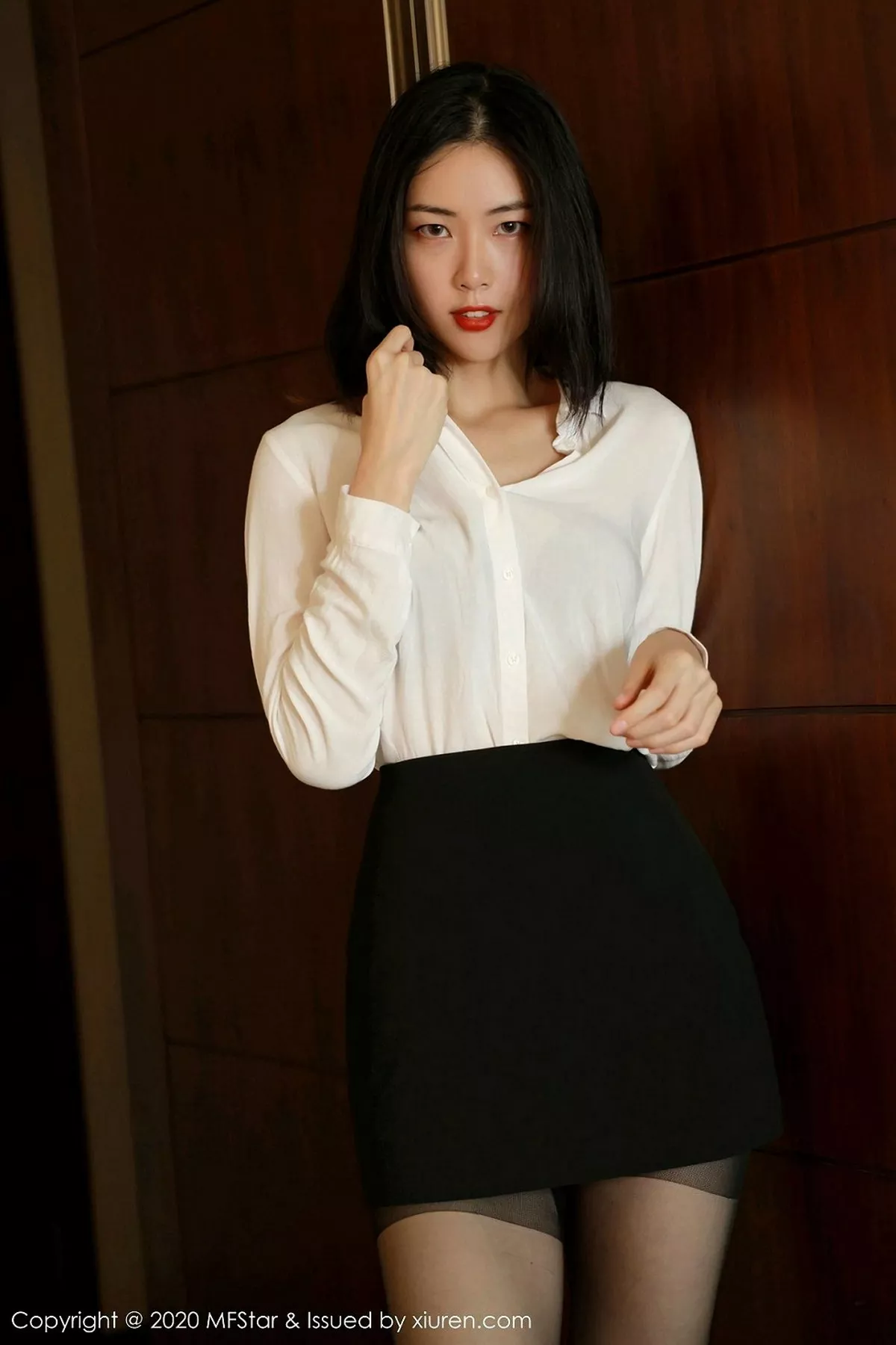 秀人集.com_[MFStar模范学院]Vol.371_嫩模噜噜妞儿经典职场0L主题黑短裙配黑丝裤袜诱惑写真56P