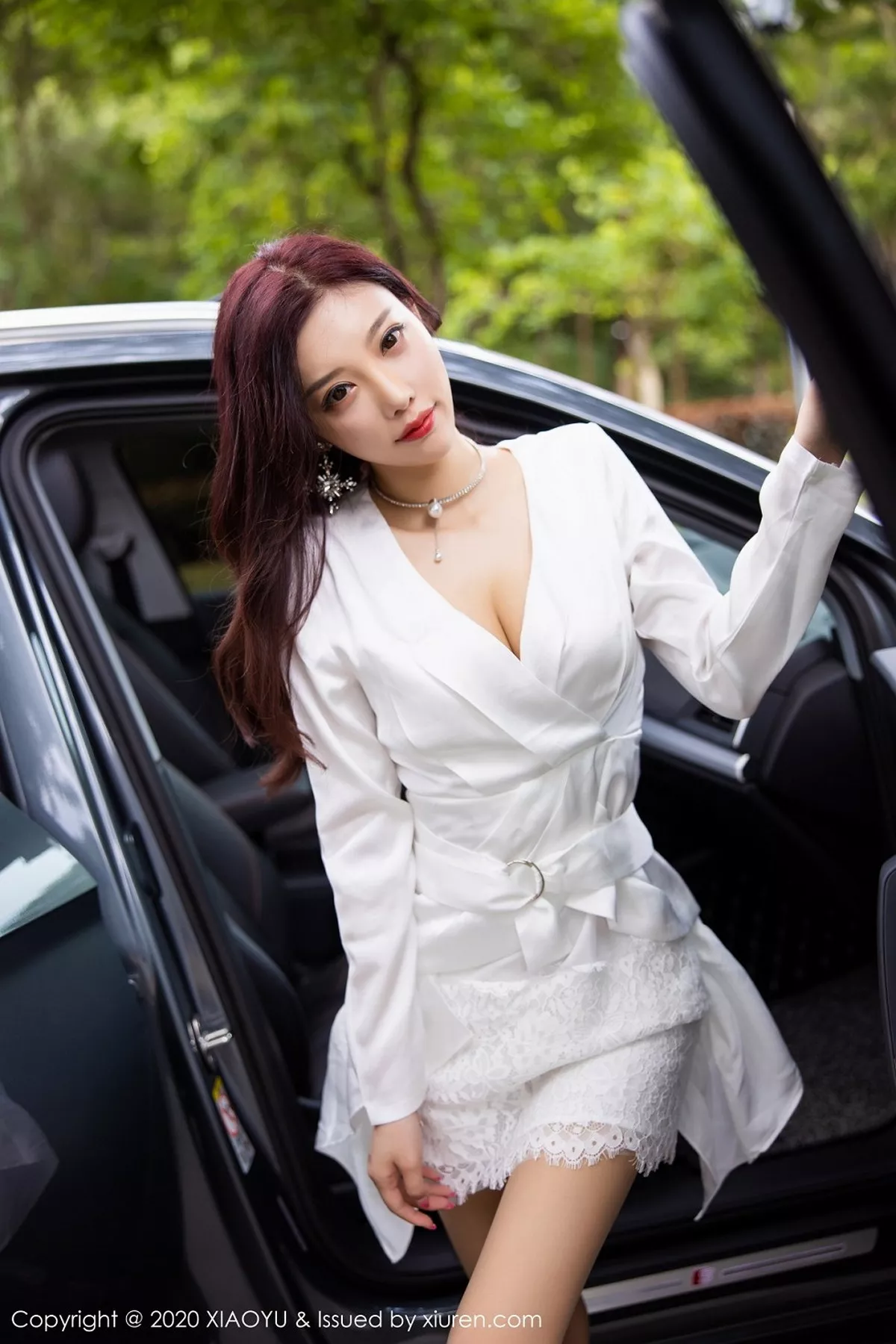 秀人集.com_[XiaoYu画语界]Vol.353_女神杨晨晨sugar阳朔旅拍室外车拍白衬衣配性感内衣诱惑写真84P