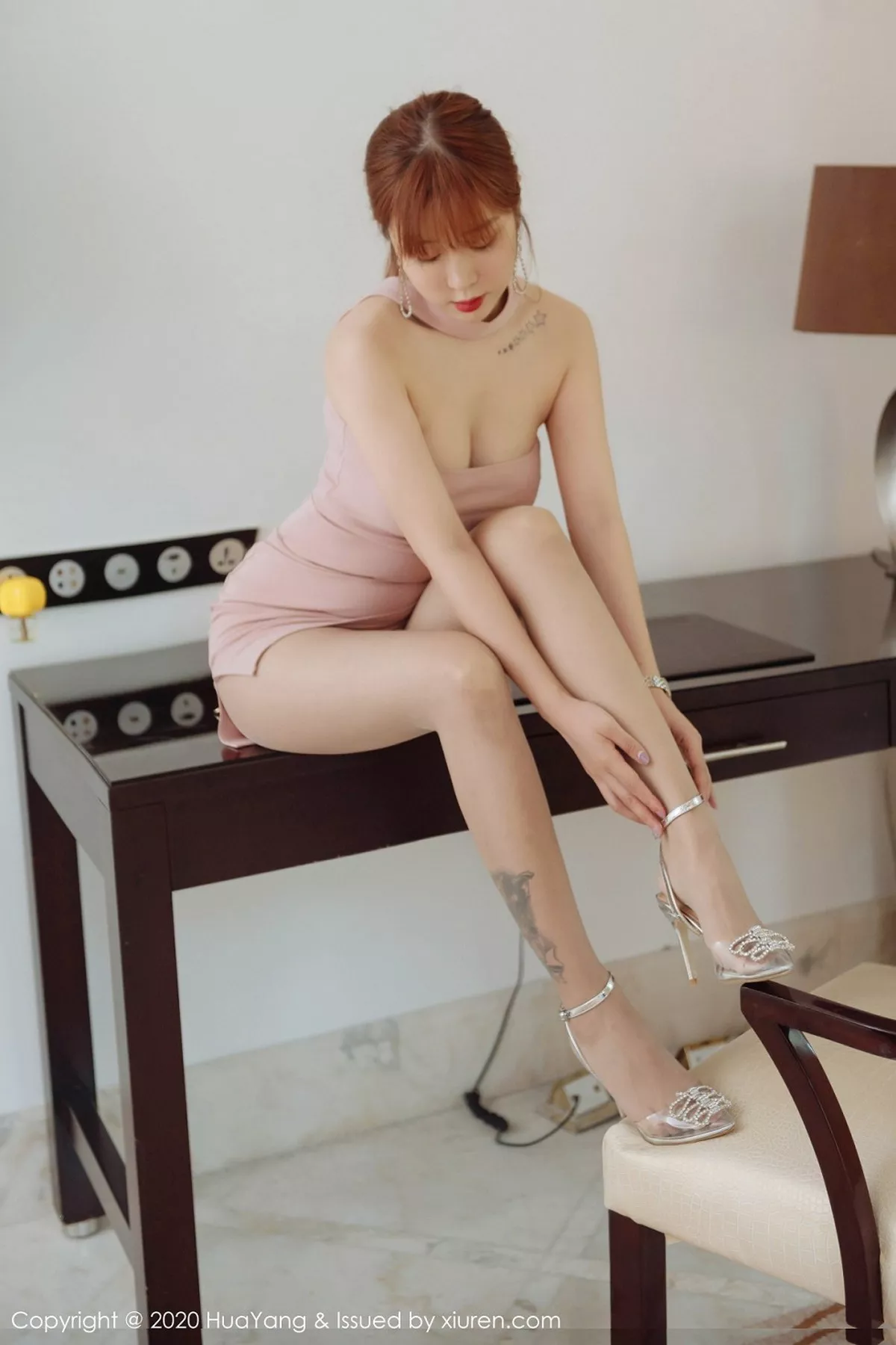 秀人集.com_[HuaYang花漾]Vol.264_女神王雨纯三亚旅拍私房粉色吊裙配肉丝裤袜秀翘臀诱惑写真67P