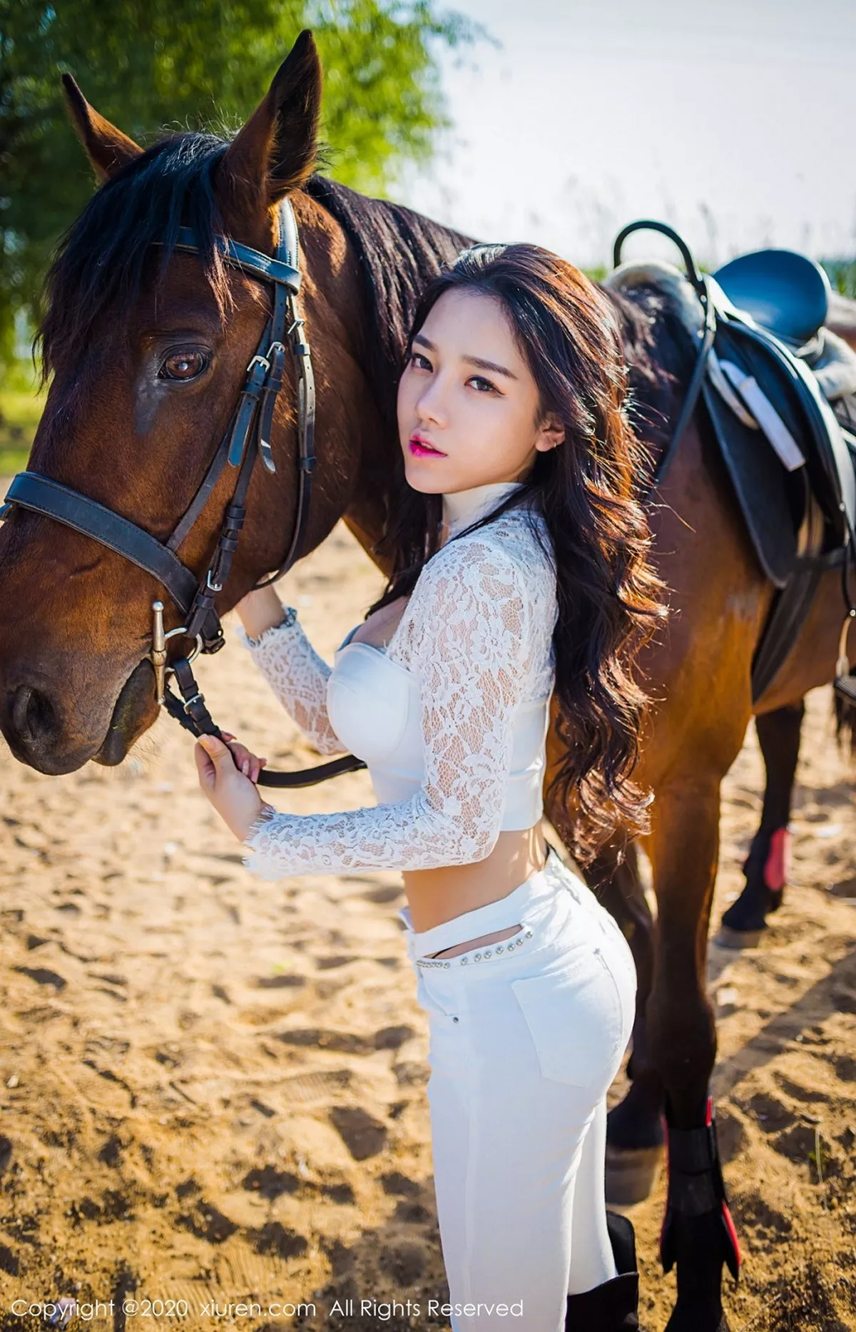 秀人集.com_[XiuRen秀人网]No.2380_嫩模夏雪爱户外JK制服+白色缕空马术服秀完美身材性感写真41P