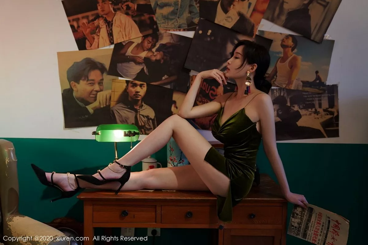 秀人集.com_[XiuRen秀人网]No.2477_女神奶瓶土肥圆港风系列性感低胸吊裙半撩露豪乳翘臀诱惑写真56P