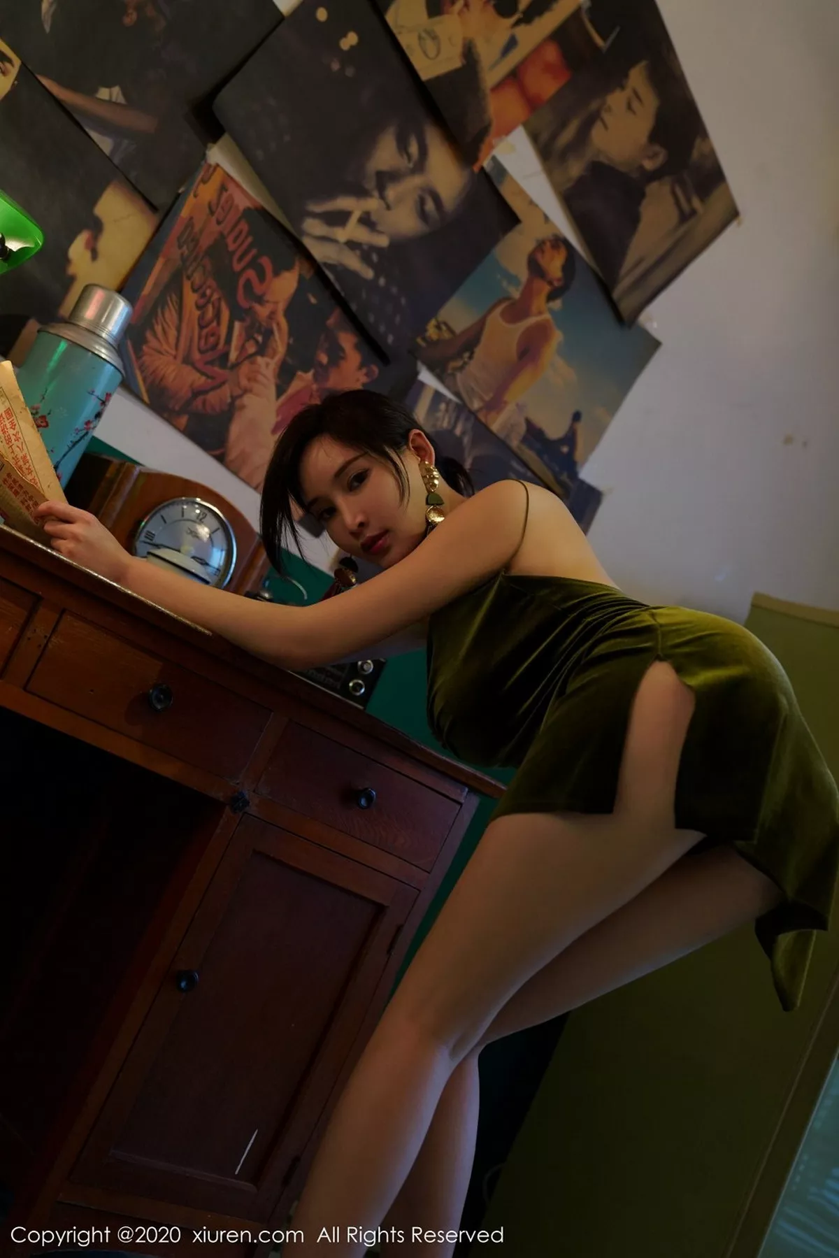 秀人集.com_[XiuRen秀人网]No.2477_女神奶瓶土肥圆港风系列性感低胸吊裙半撩露豪乳翘臀诱惑写真56P