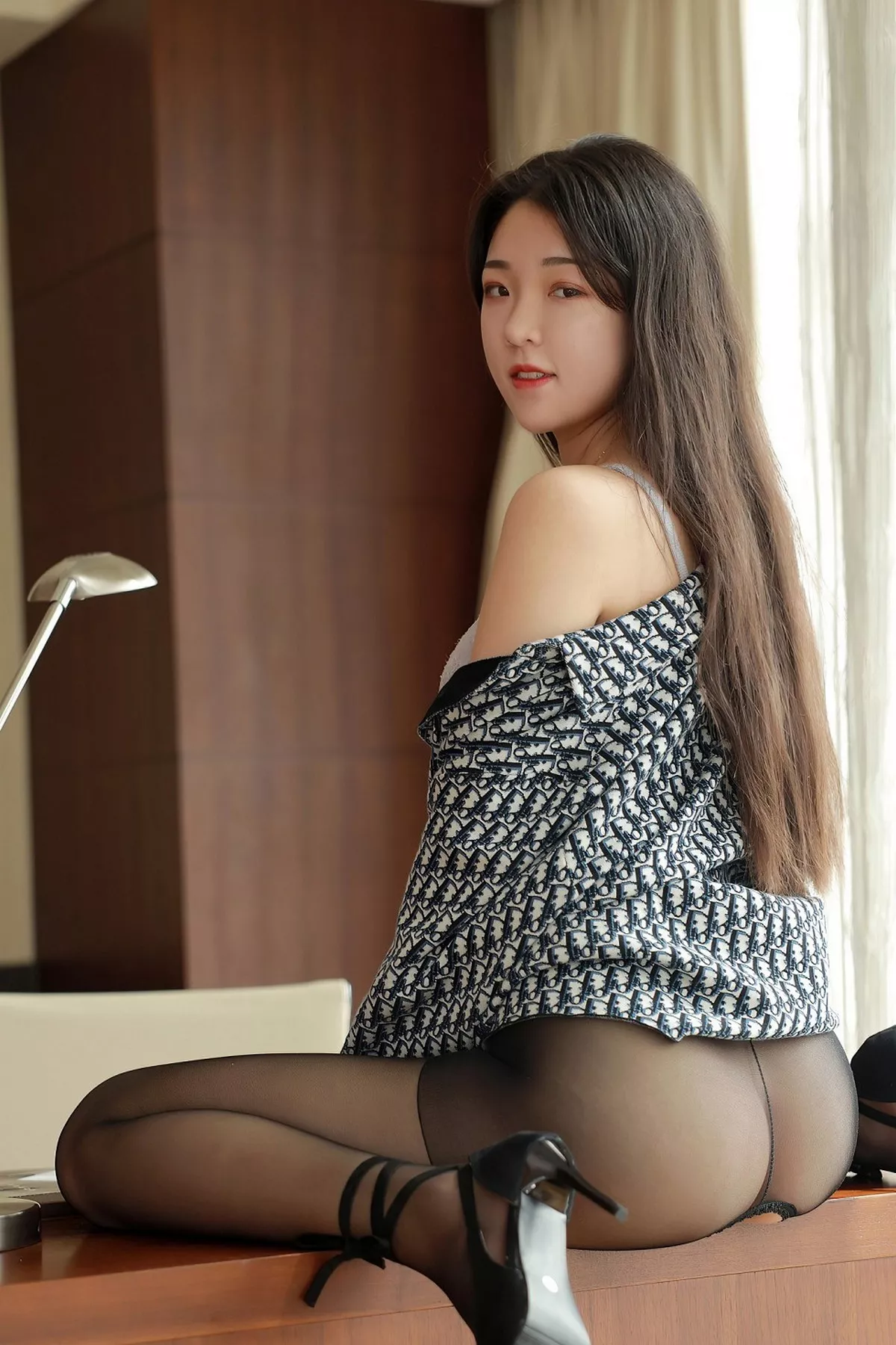 秀人集.com_[MFStar模范学院]Vol.374_嫩模Laura苏雨彤格子衬衫秀性感内衣无内黑丝裤袜诱惑写真52P