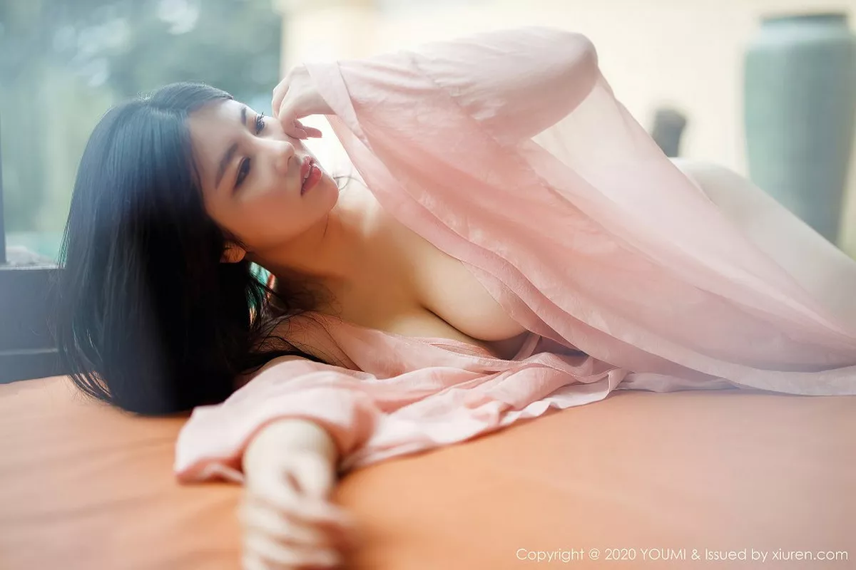 秀人集.com_[YouMi尤蜜荟]Vol.523_女神娜露Selena西双版纳旅拍轻薄粉色长裙秀傲人豪乳诱惑写真89P