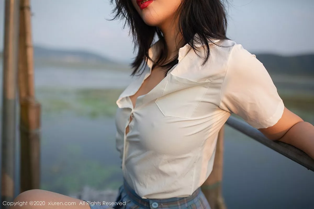 秀人集.com_[XiuRen秀人网]No.2558_女神就是阿朱啊海边渔村主题半撩短裙脱内裤秀翘臀诱惑写真51P