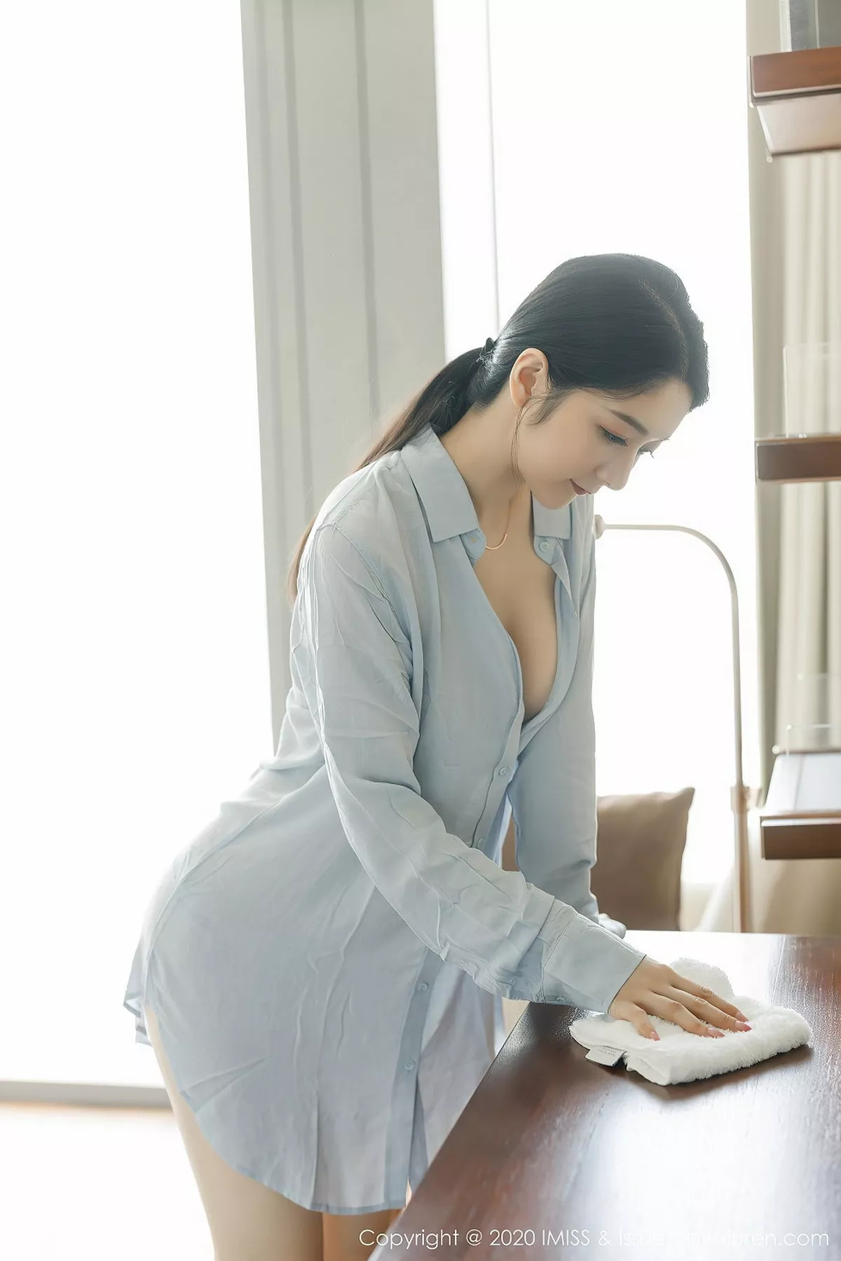 秀人集.com_[IMISS爱蜜社]Vol.499_女神Angela小热巴女友视觉主题性感衬衣秀白嫩美腿诱惑写真52P