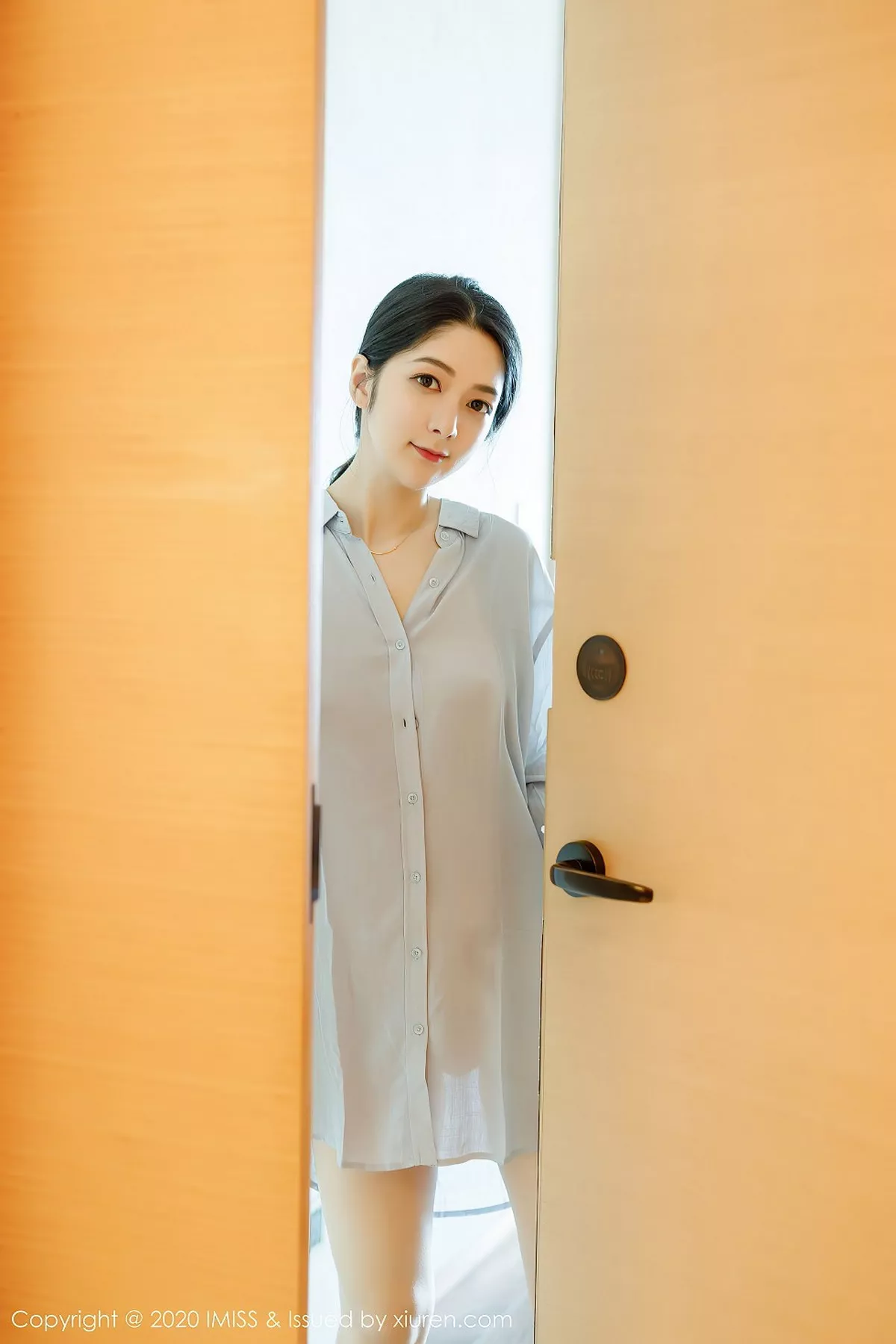 秀人集.com_[IMISS爱蜜社]Vol.499_女神Angela小热巴女友视觉主题性感衬衣秀白嫩美腿诱惑写真52P