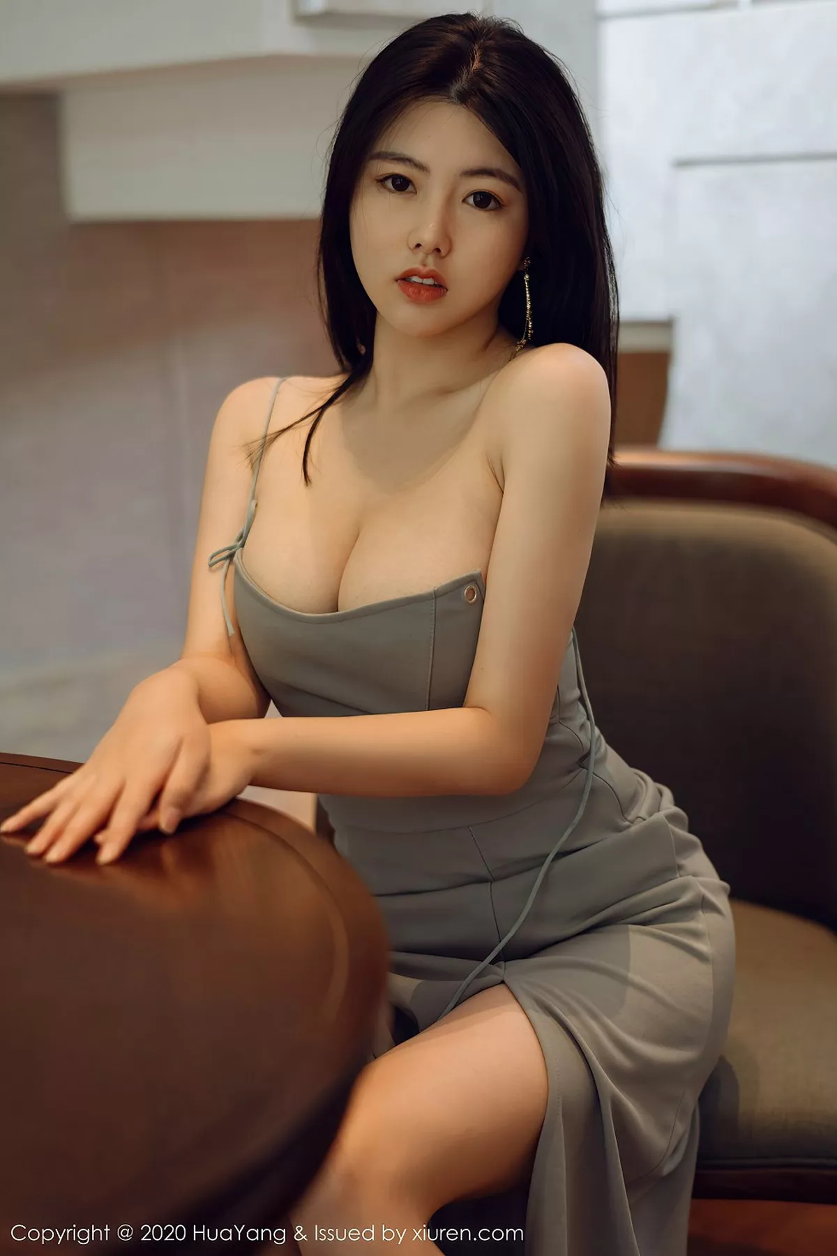 秀人集.com_[HuaYang花漾]Vol.290_女神娜露Selena西双版纳旅拍华丽吊裙秀丰乳肥臀诱惑写真55P