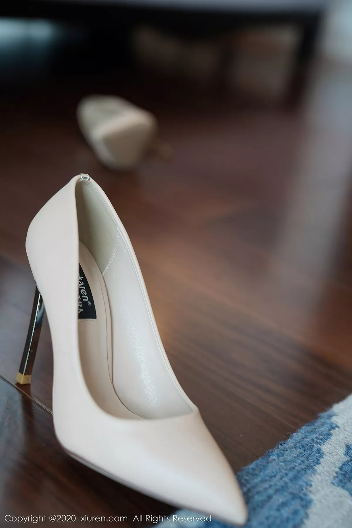 秀人集.com_[XiuRen秀人网]No.2564_嫩模小蛮妖Yummy职场白衬衫黑短裙半脱露超薄肉丝裤袜诱惑写真70P