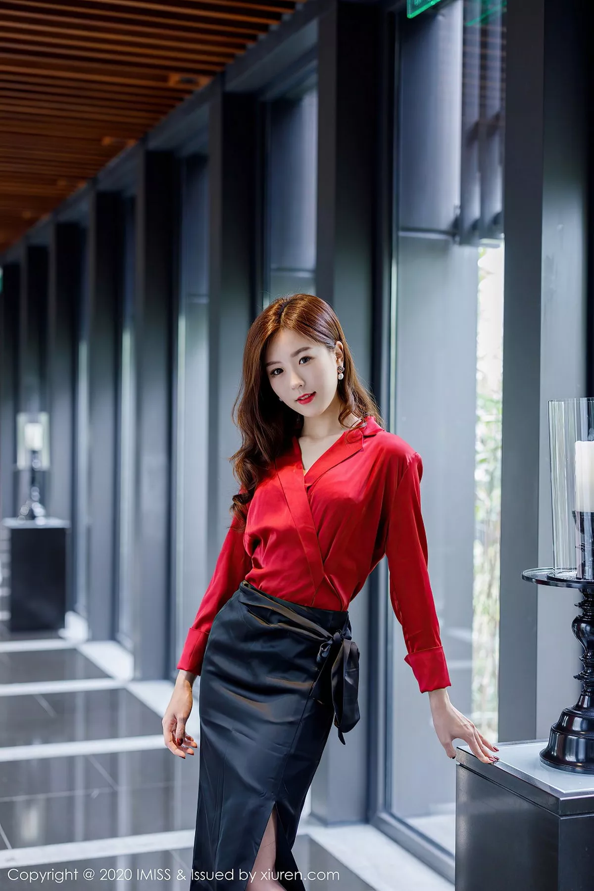 秀人集.com_[IMISS爱蜜社]Vol.502_嫩模杨紫嫣Cynthia心愿旅拍红色典雅礼裙配黑丝裤袜诱惑写真55P