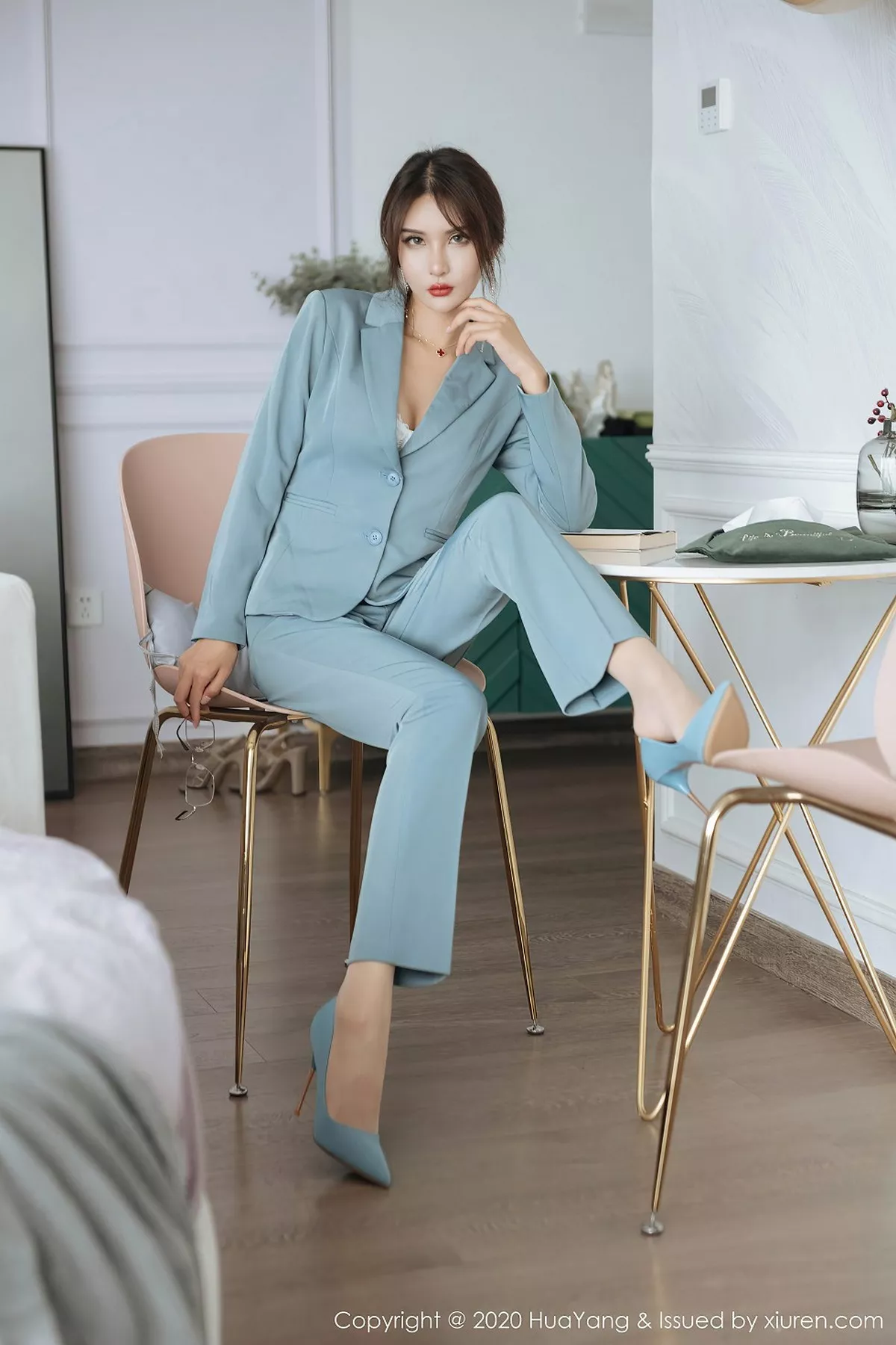 秀人集.com_[HuaYang花漾]Vol.295_嫩模Emily顾奈奈经典酷爽职场西服半脱露性感内衣诱惑写真72P