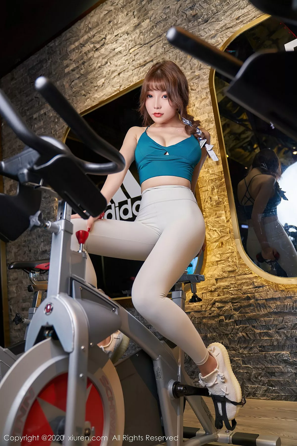 秀人集.com_[XiuRen秀人网]No.2589_女神芝芝Booty健身房主题白色紧身裤半脱露翘臀极致诱惑写真78P