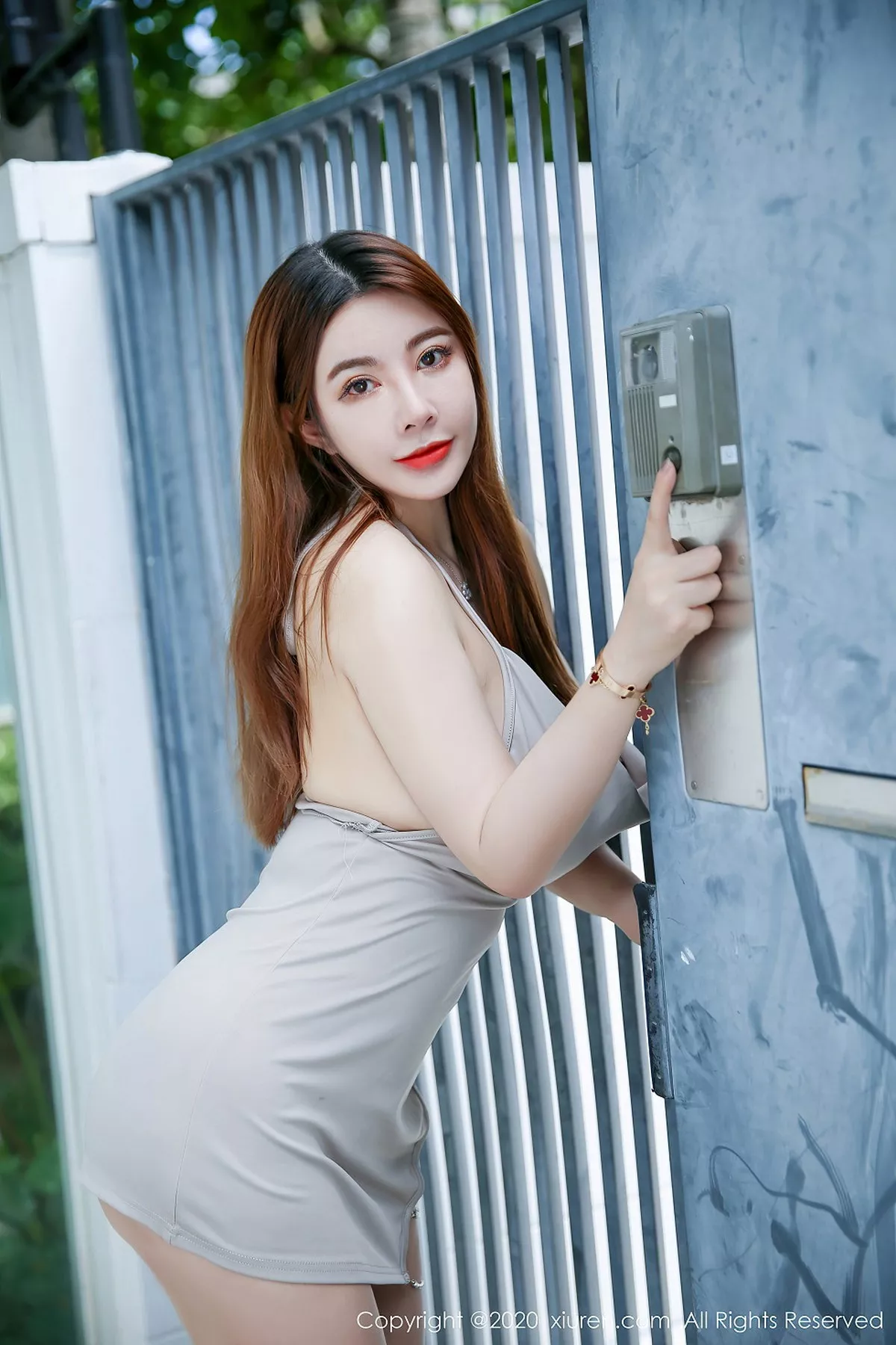 秀人集.com_[XiuRen秀人网]No.2593_嫩模软软Roro三亚旅拍典雅吊裙居家女友主题秀丰满身材诱惑写真48P