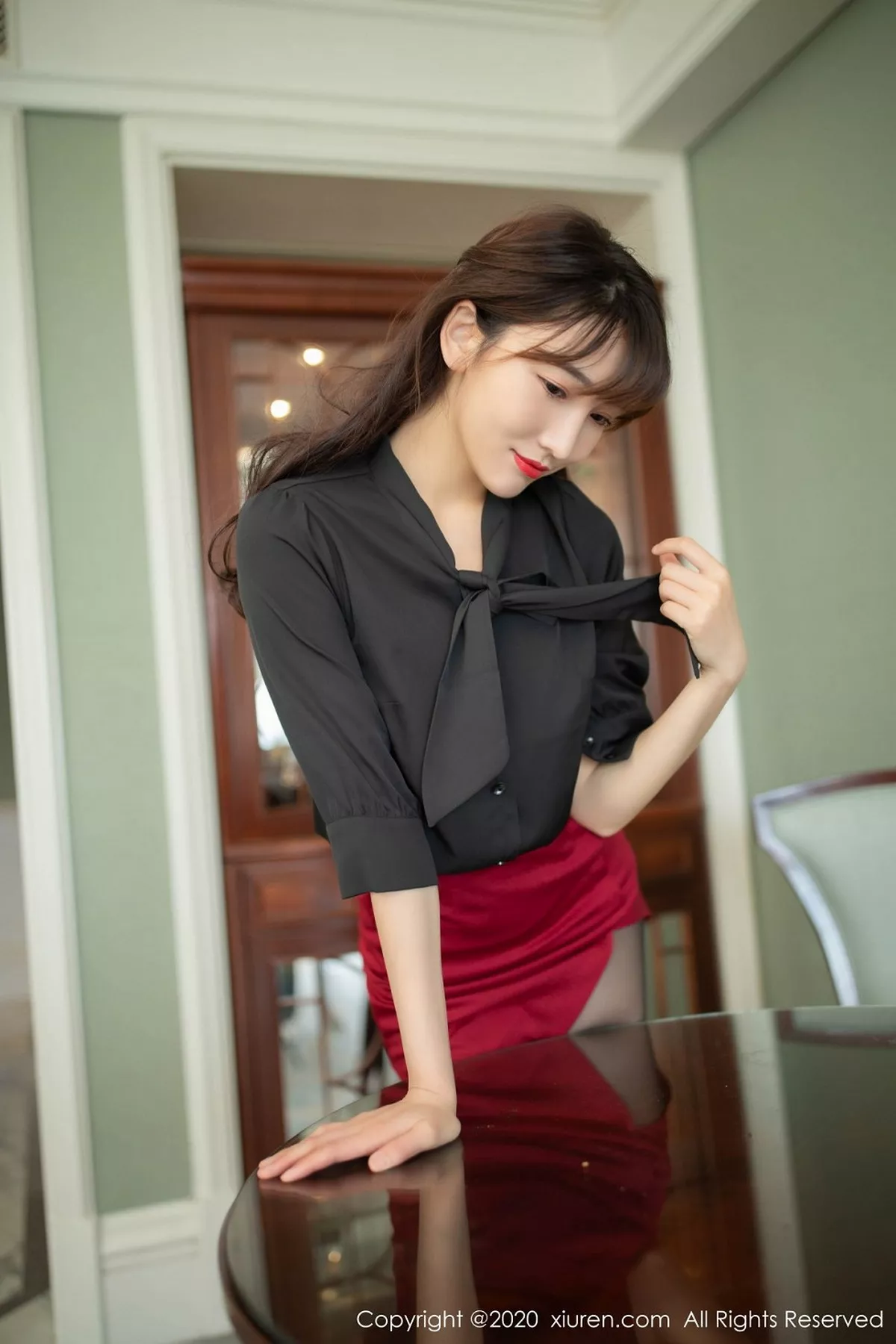 秀人集.com_[XiuRen秀人网]No.2498_嫩模陆萱萱乌镇+太湖旅拍制服OL主题红色内衣配黑丝裤袜诱惑写真82P