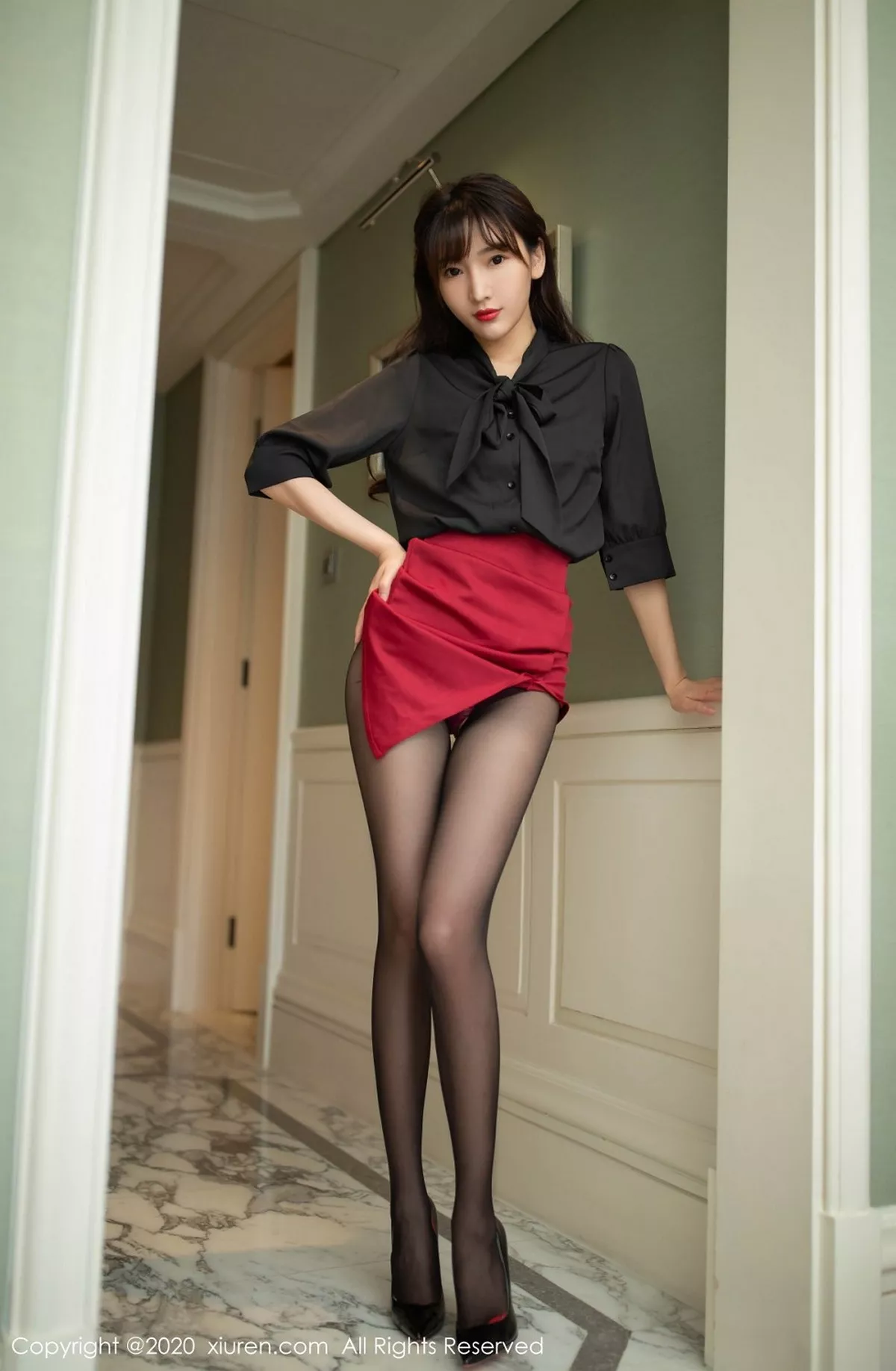 秀人集.com_[XiuRen秀人网]No.2498_嫩模陆萱萱乌镇+太湖旅拍制服OL主题红色内衣配黑丝裤袜诱惑写真82P