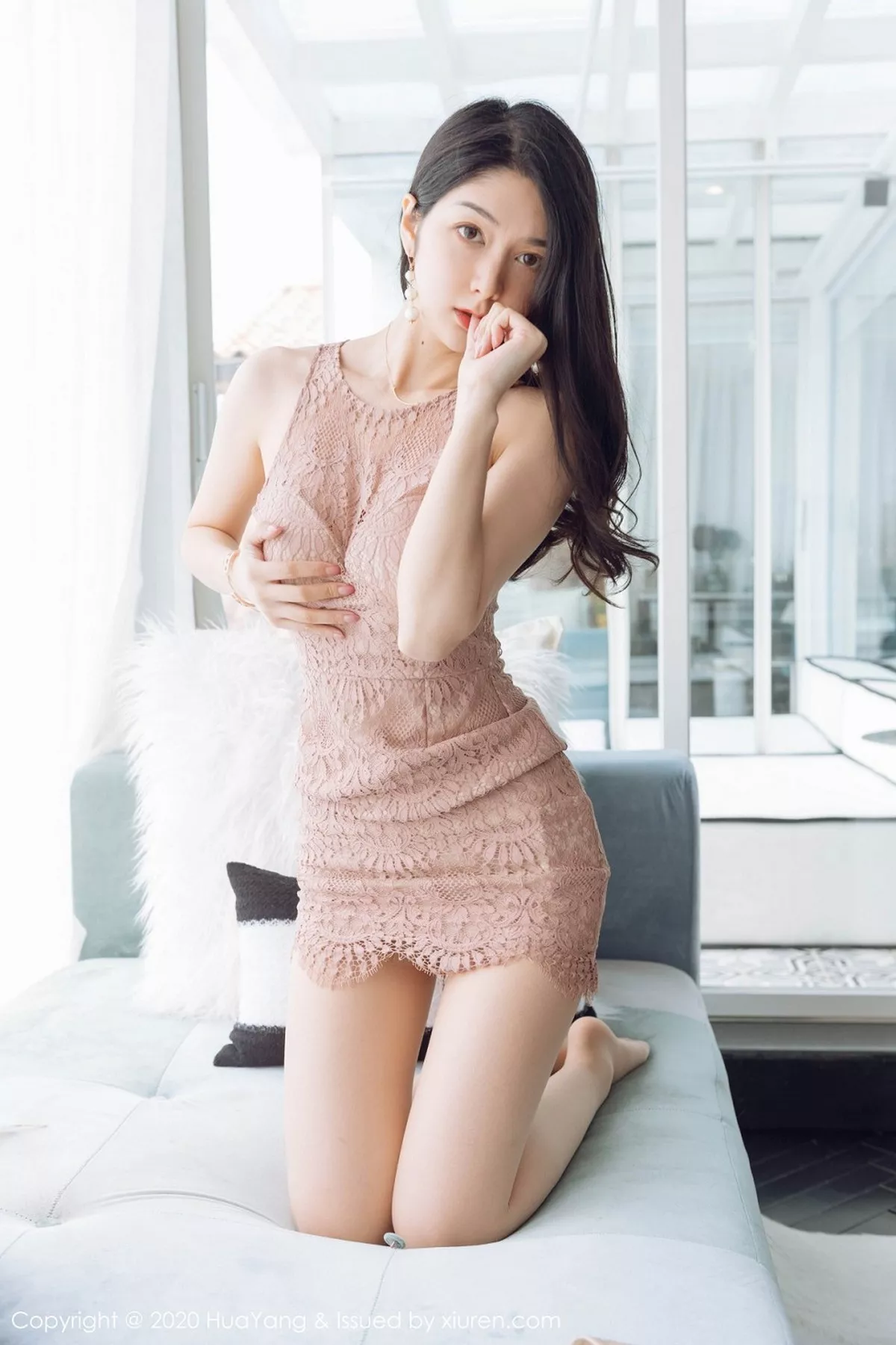 秀人集.com_[HuaYang花漾]Vol.280_女神Angela小热巴云南旅拍粉色典雅礼裙配无内肉丝裤袜诱惑写真53P