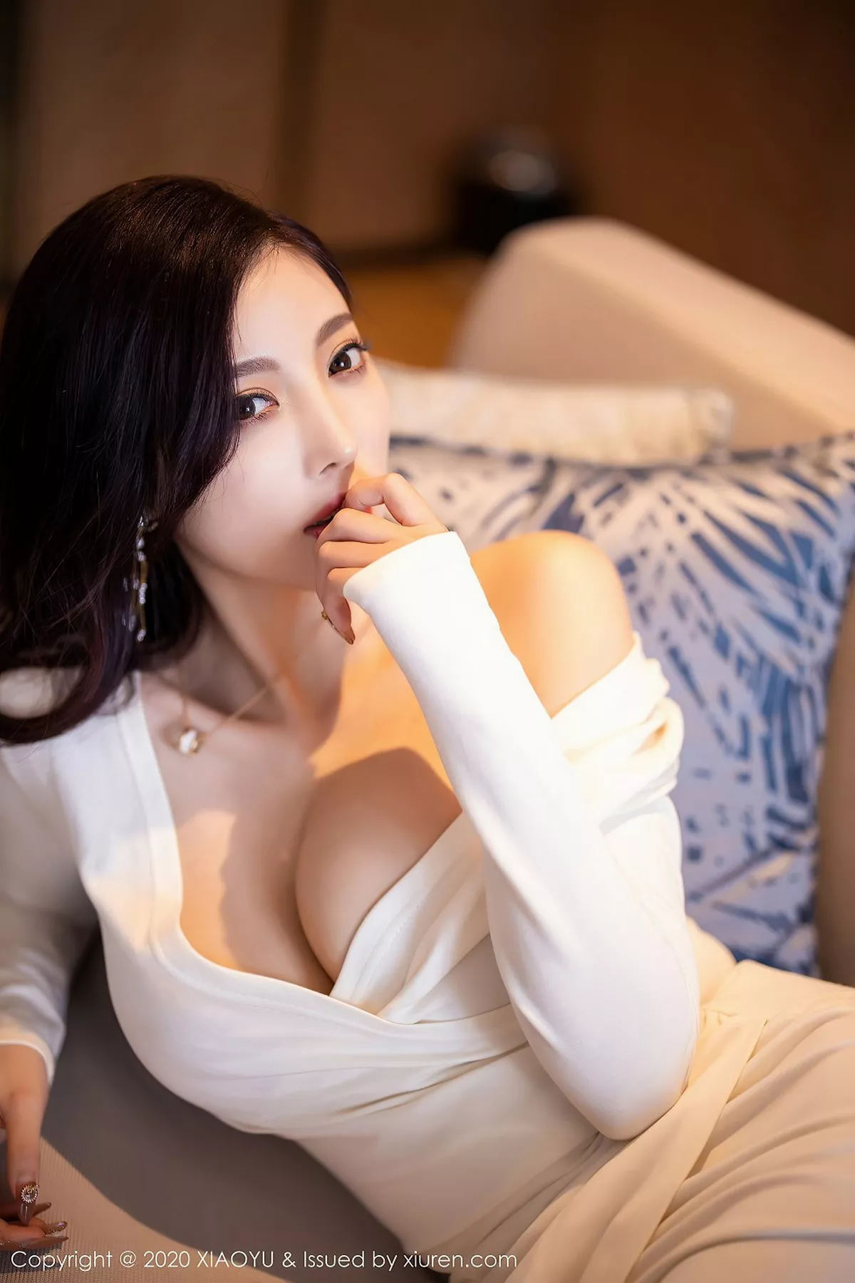 秀人集.com_[XiaoYu画语界]Vol.377_女神杨晨晨sugar阳朔旅拍典雅白色礼裙配肉丝裤袜魅惑写真76P