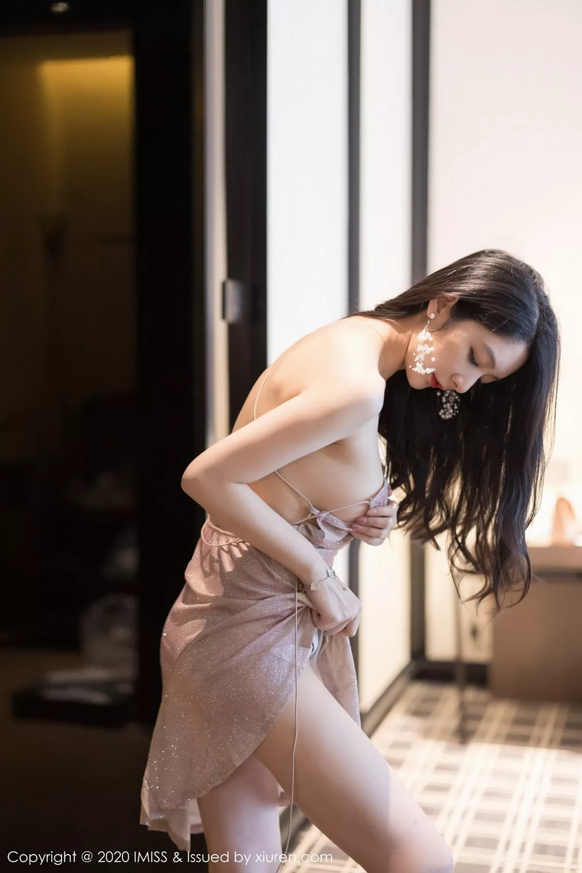 秀人集.com_[IMISS爱蜜社]Vol.511_女神Angela小热巴私房典雅吊裙配肉丝裤袜秀完美身材诱惑写真55P