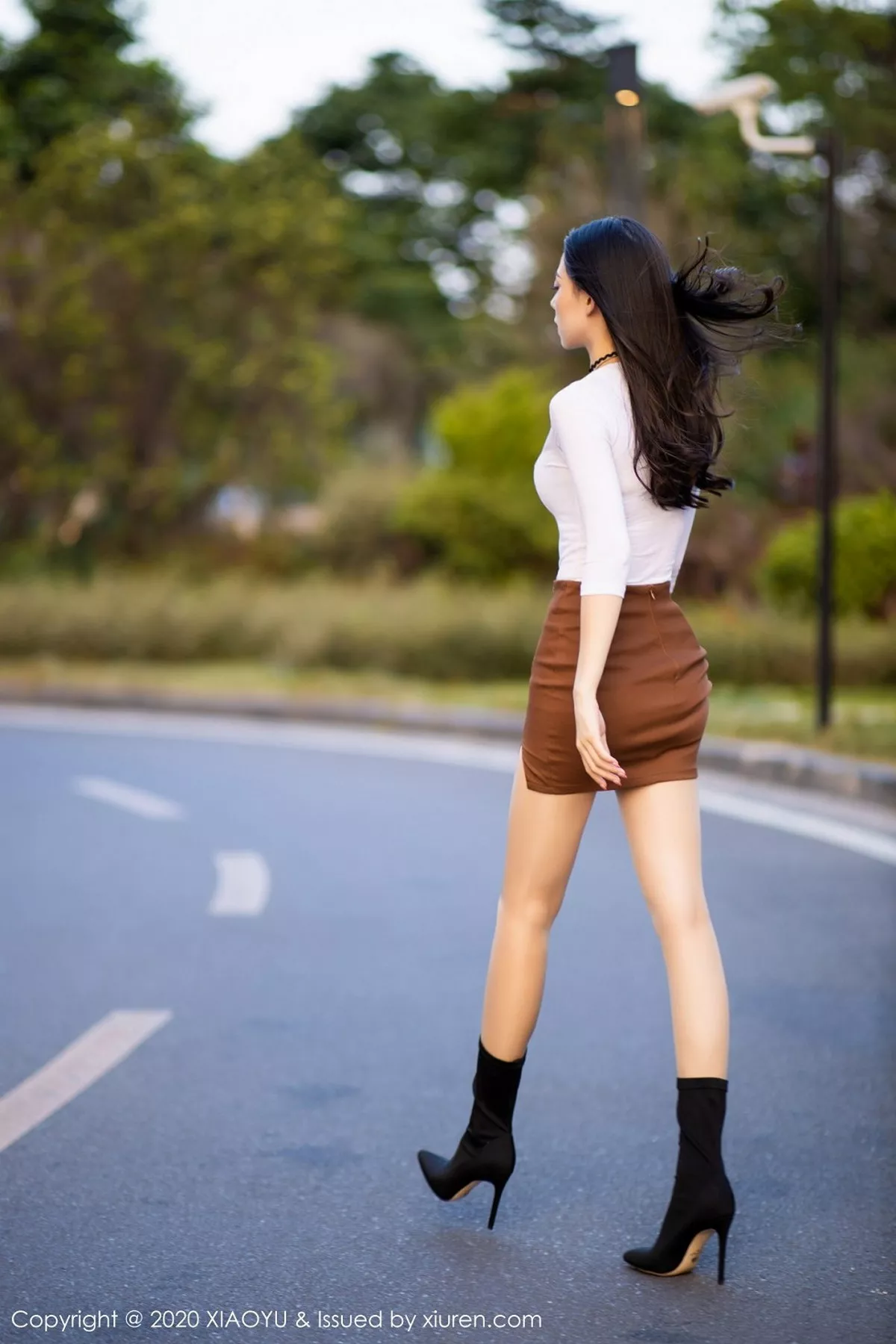 秀人集.com_[XiaoYu画语界]Vol.387_嫩模言沫靓丽户外车拍主题性感红色内衣配肉丝袜诱惑写真105P