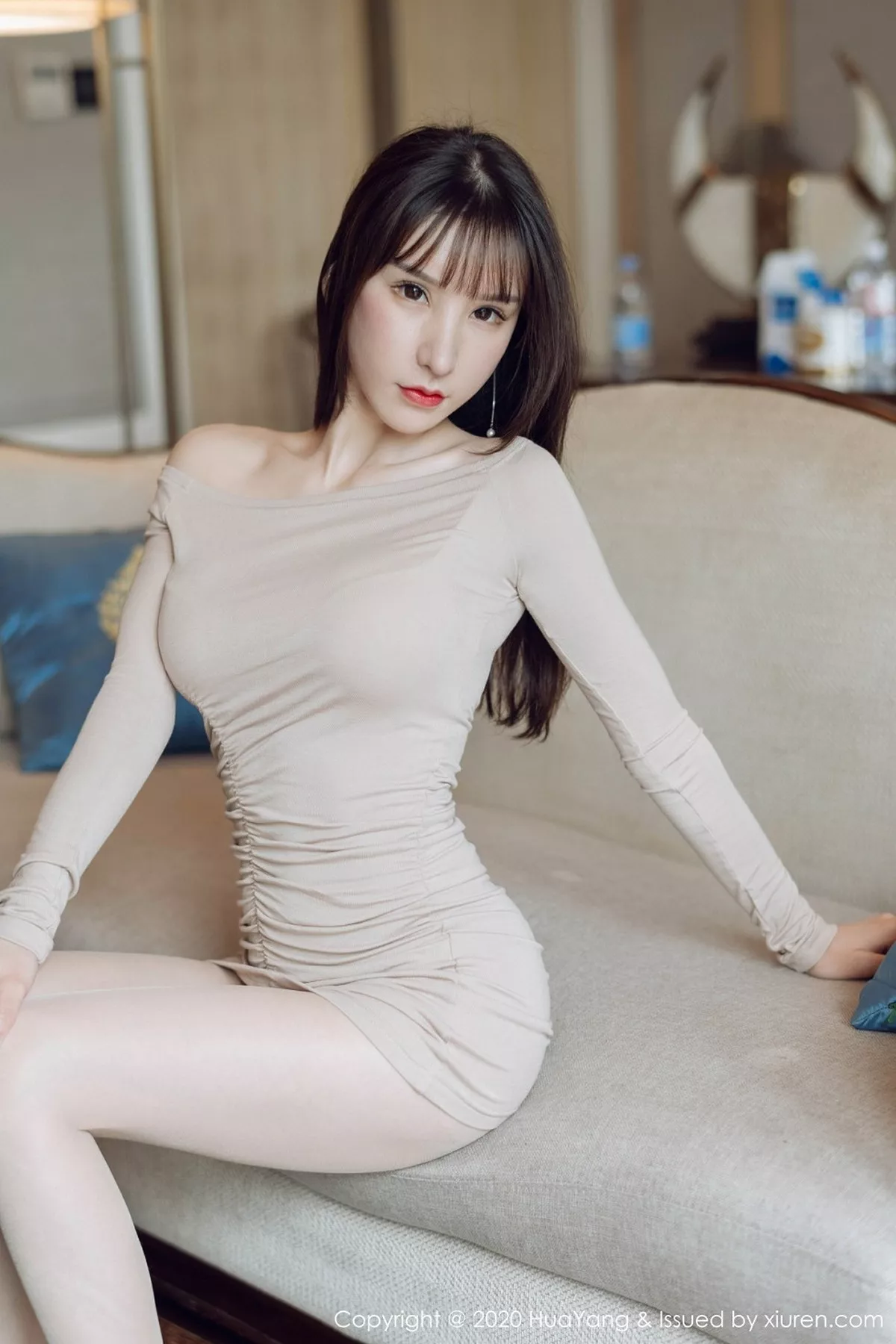 秀人集.com_[HuaYang花漾]Vol.305_女神周于希Sandy西双版纳旅拍米色连身裙秀完美身材诱惑写真72P