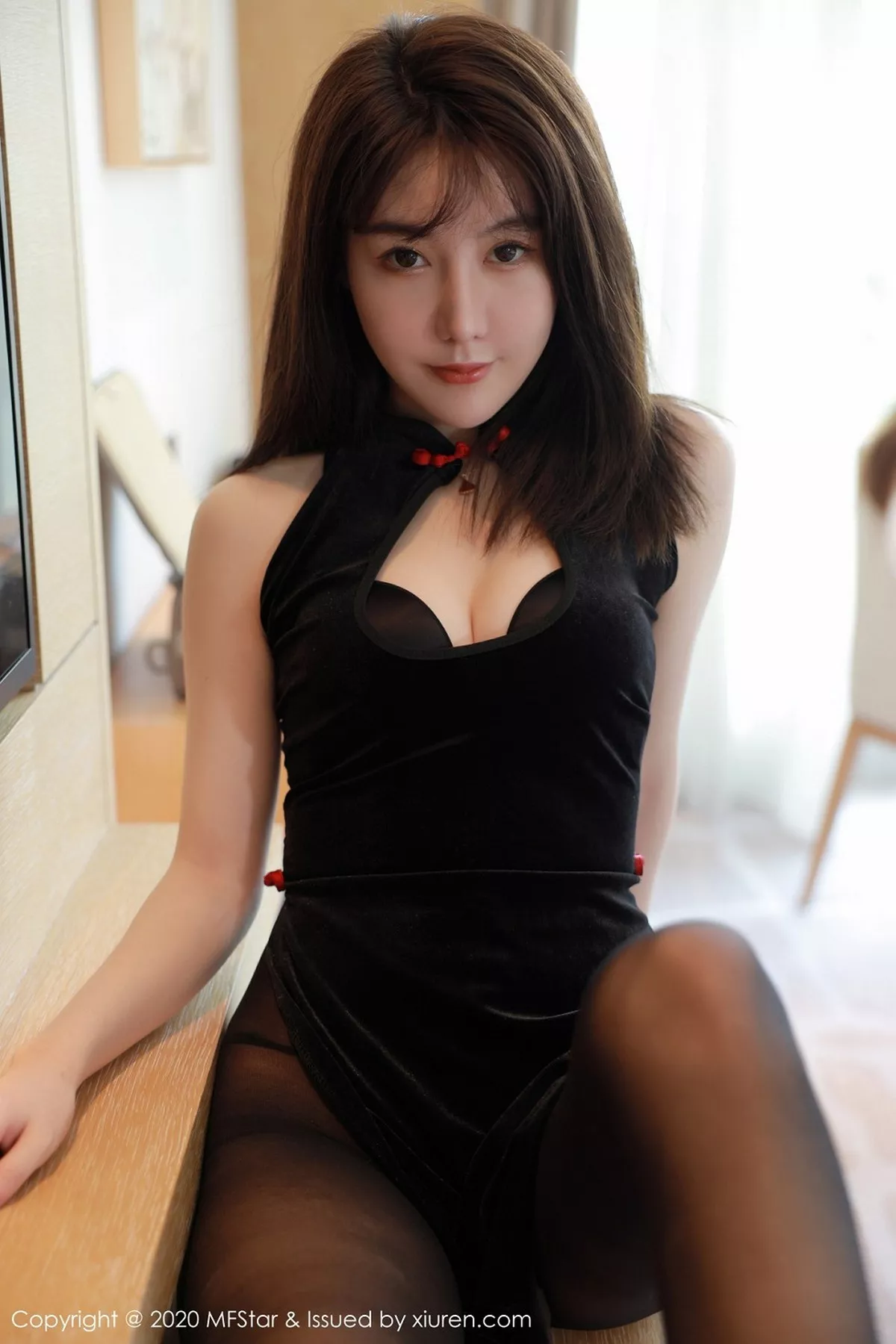 秀人集.com_[MFStar模范学院]Vol.402_模特薛琪琪sandy四川旅拍高开黑色礼裙配黑丝裤袜诱惑写真69P