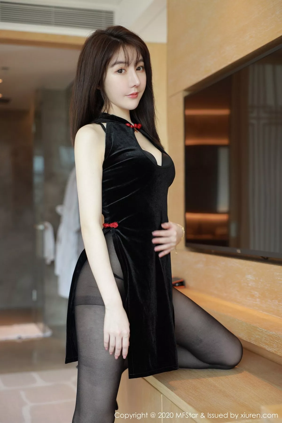 秀人集.com_[MFStar模范学院]Vol.402_模特薛琪琪sandy四川旅拍高开黑色礼裙配黑丝裤袜诱惑写真69P