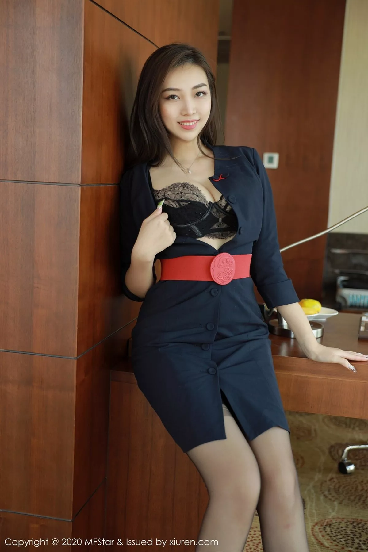 秀人集.com_[MFStar模范学院]Vol.404_嫩模郑颖姗空乘制服主题黑色蕾丝内衣配吊带黑丝诱惑写真50P