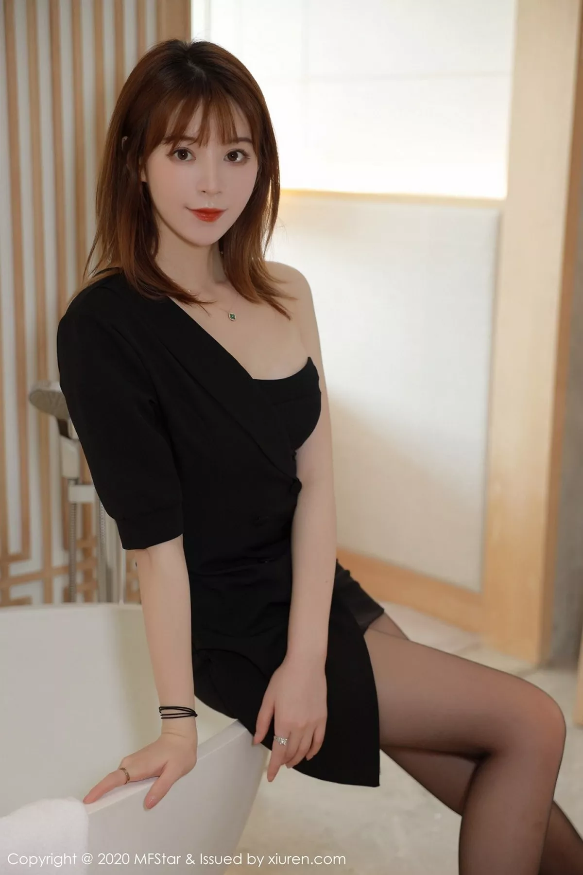 秀人集.com_[MFStar模范学院]Vol.405_嫩模Yoo优优四川旅拍私房黑色抹胸礼裙露黑丝裤袜诱惑写真57P