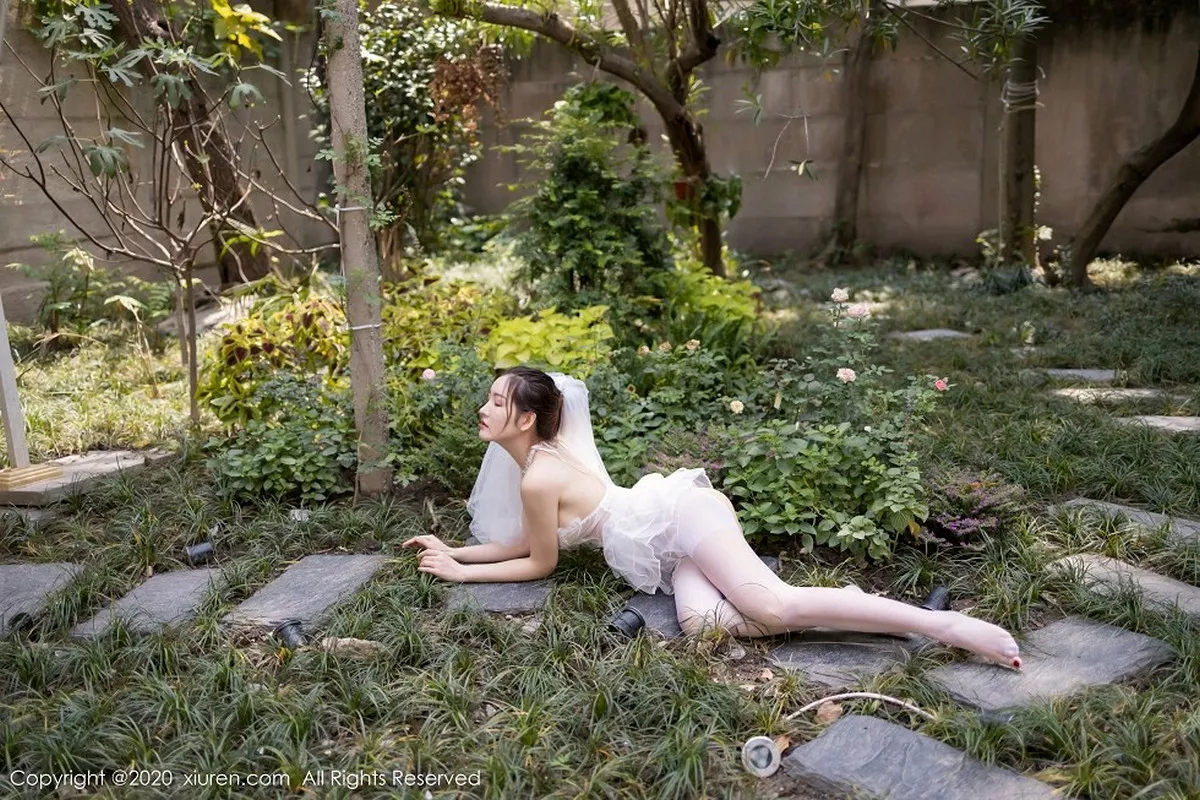 秀人集.com_[XiuRen秀人网]No.2706_嫩模沈梦瑶花园新娘主题薄透内衣配开档白丝裤袜秀翘臀诱惑写真50P