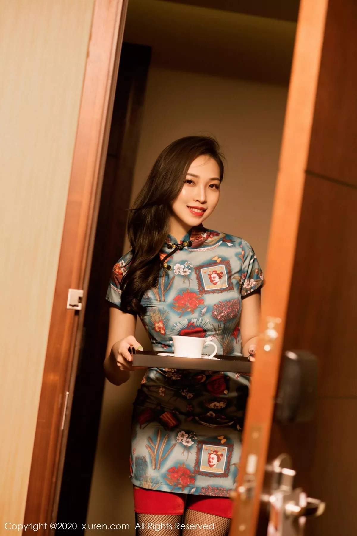 秀人集.com_[XiuRen秀人网]No.2712_嫩模郑颖姗酒店脱韵味旗袍露红色内衣黑丝网袜秀美腿诱惑写真50P