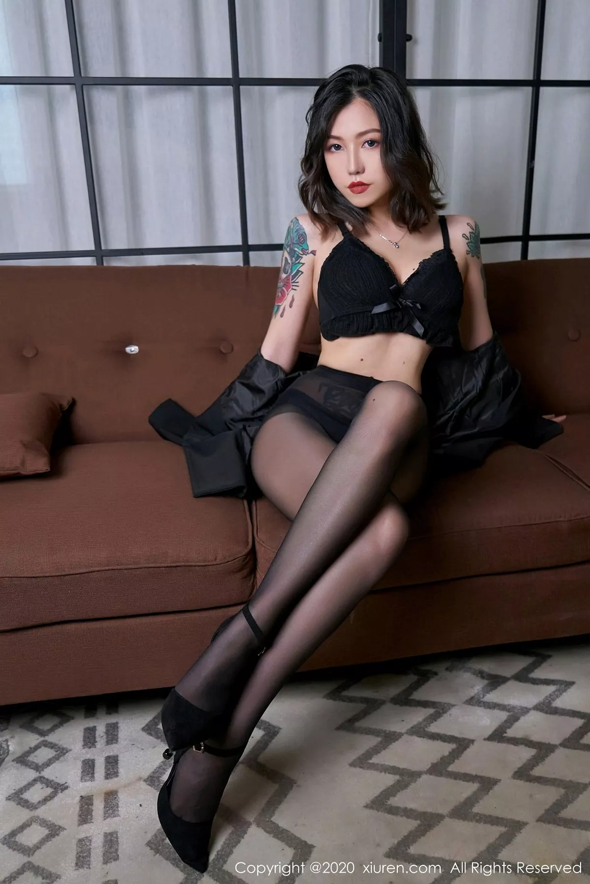 秀人集.com_[XiuRen秀人网]No.2711_模特舌尖上的菊花私房黑衣主题半脱露性感内衣黑丝裤袜诱惑写真70P