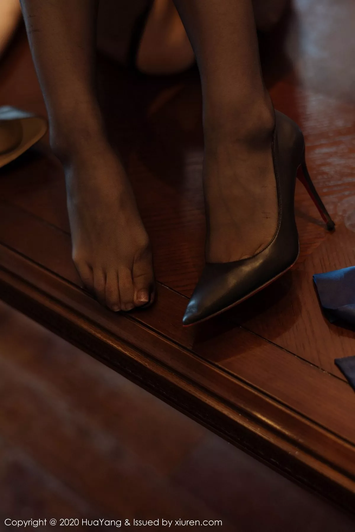 秀人集.com_[HuaYang花漾]Vol.312_女神周于希Sandy西双版纳旅拍黑短裙配开档黑丝裤袜诱惑写真63P