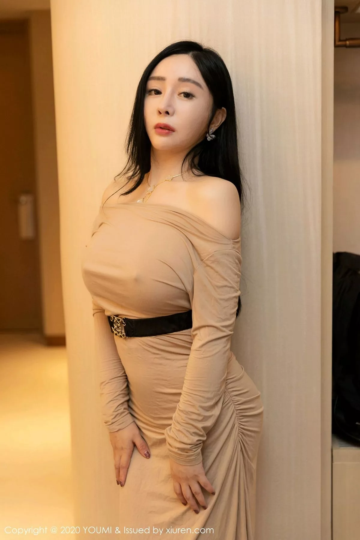 秀人集.com_[YouMi尤蜜荟]Vol.553_嫩模允爾私房床上米色长裙半脱露豪乳翘臀极致诱惑写真85P