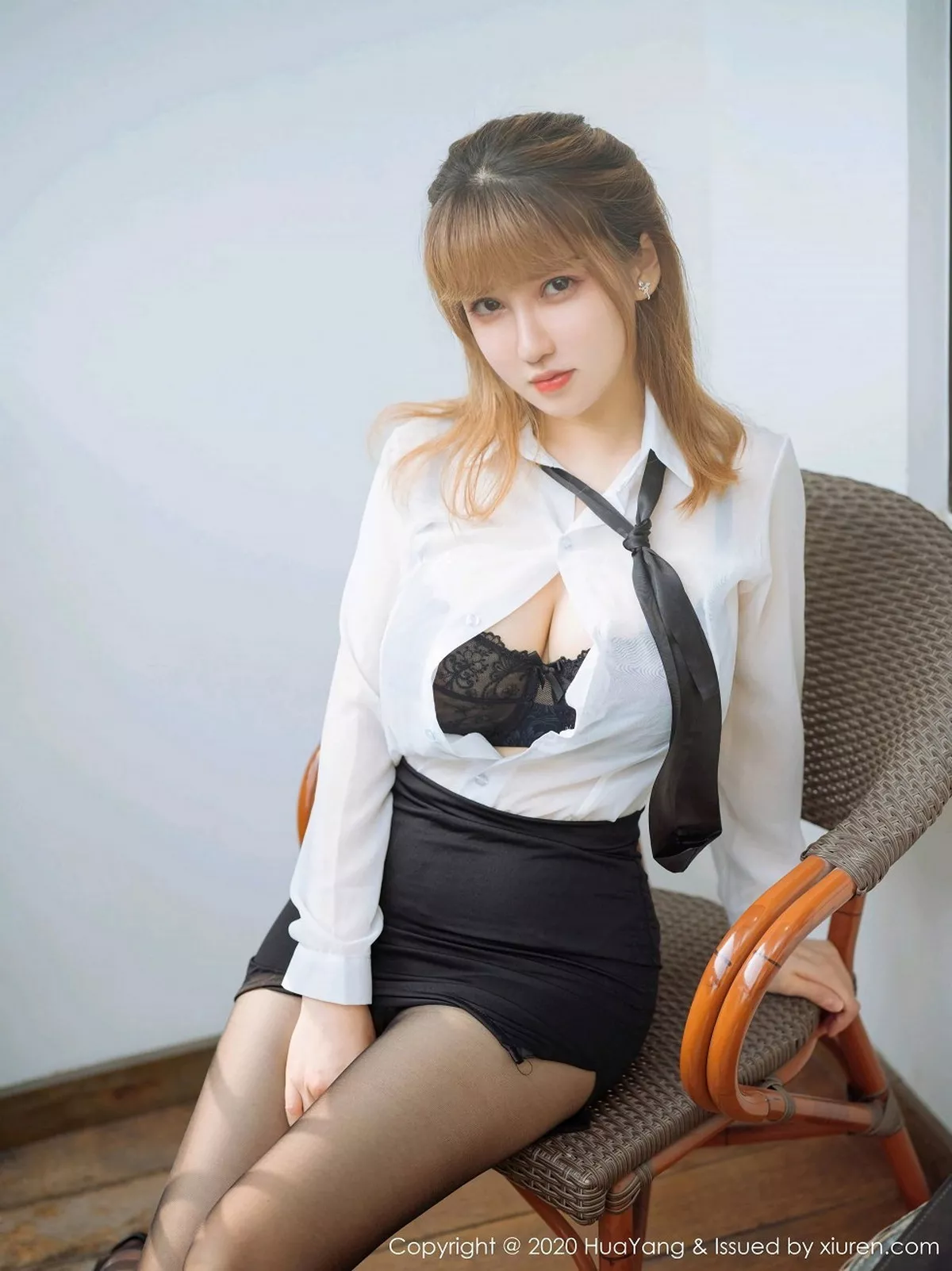 秀人集.com_[HuaYang花漾]Vol.316_嫩模周大萌杭州旅拍职场秘书0L主题超薄黑丝裤袜迷人诱惑写真40P