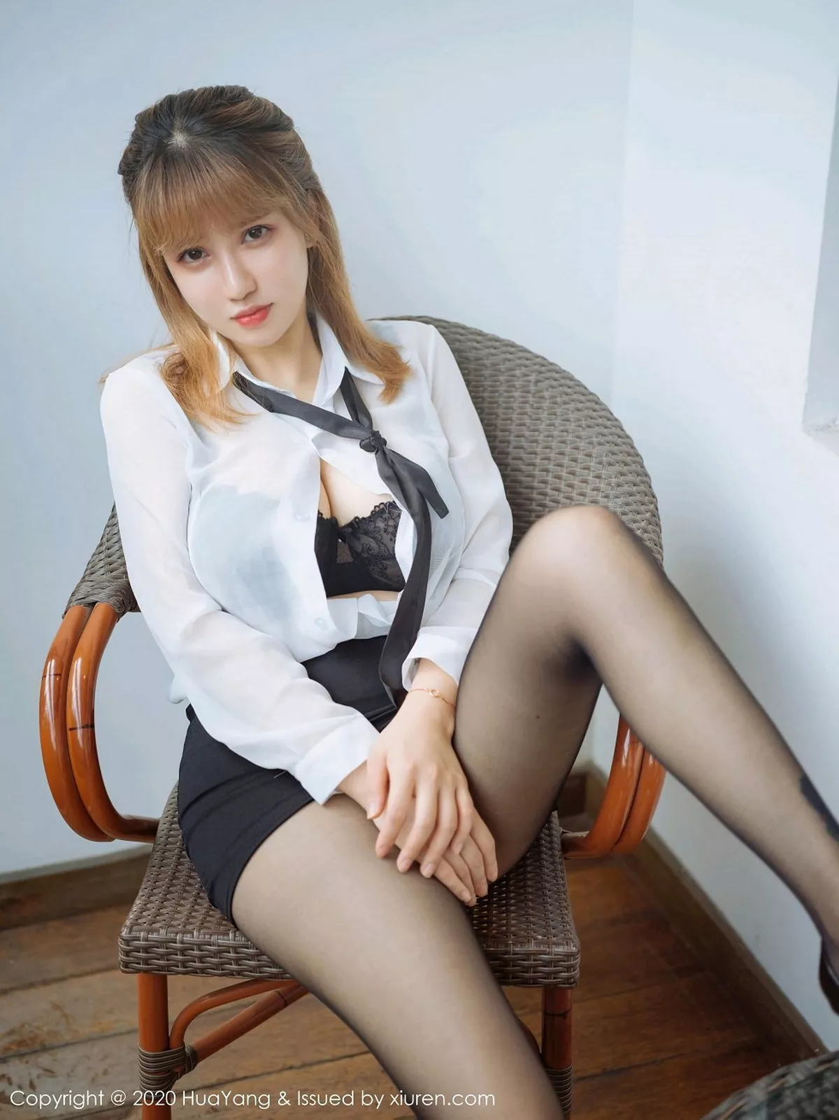 秀人集.com_[HuaYang花漾]Vol.316_嫩模周大萌杭州旅拍职场秘书0L主题超薄黑丝裤袜迷人诱惑写真40P