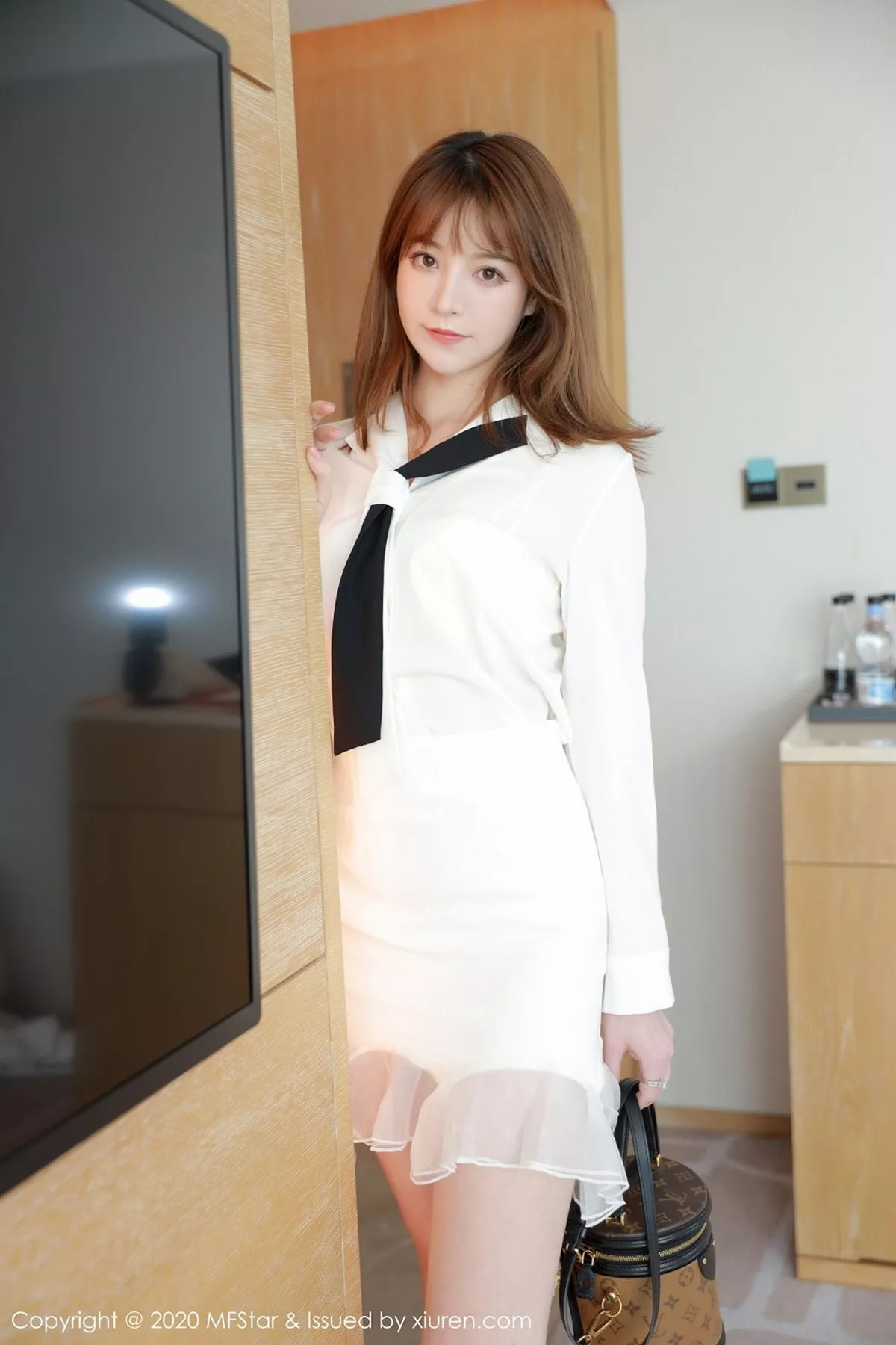 秀人集.com_[MFStar模范学院]Vol.400_嫩模yoo优优四川旅拍洁白通透套装露雪白肌肤明艳动人写真63P