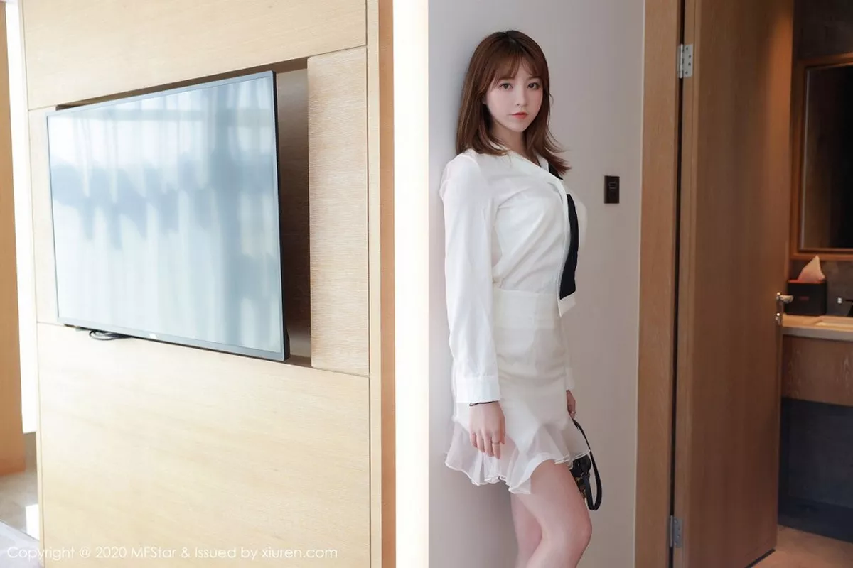 秀人集.com_[MFStar模范学院]Vol.400_嫩模yoo优优四川旅拍洁白通透套装露雪白肌肤明艳动人写真63P
