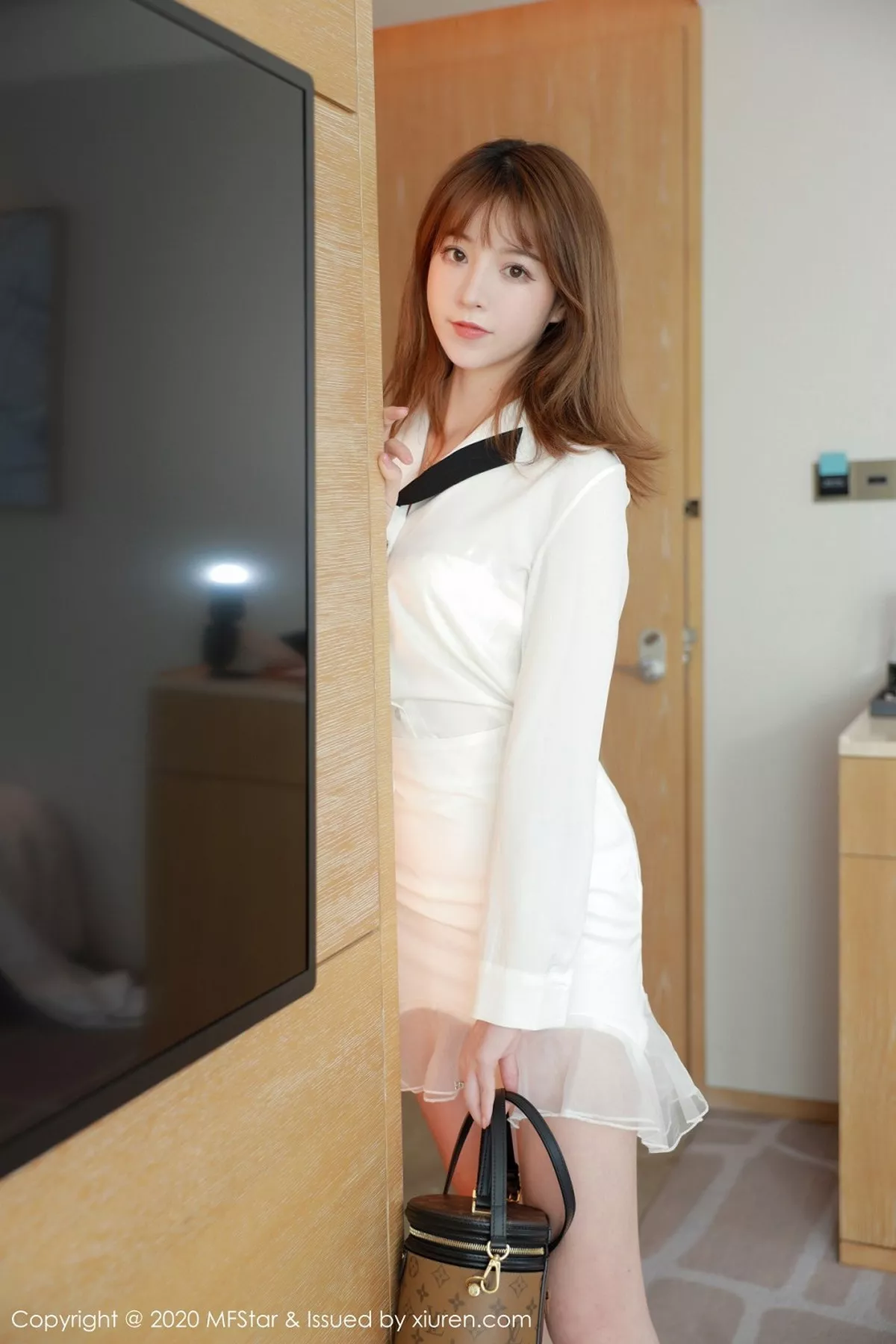 秀人集.com_[MFStar模范学院]Vol.400_嫩模yoo优优四川旅拍洁白通透套装露雪白肌肤明艳动人写真63P