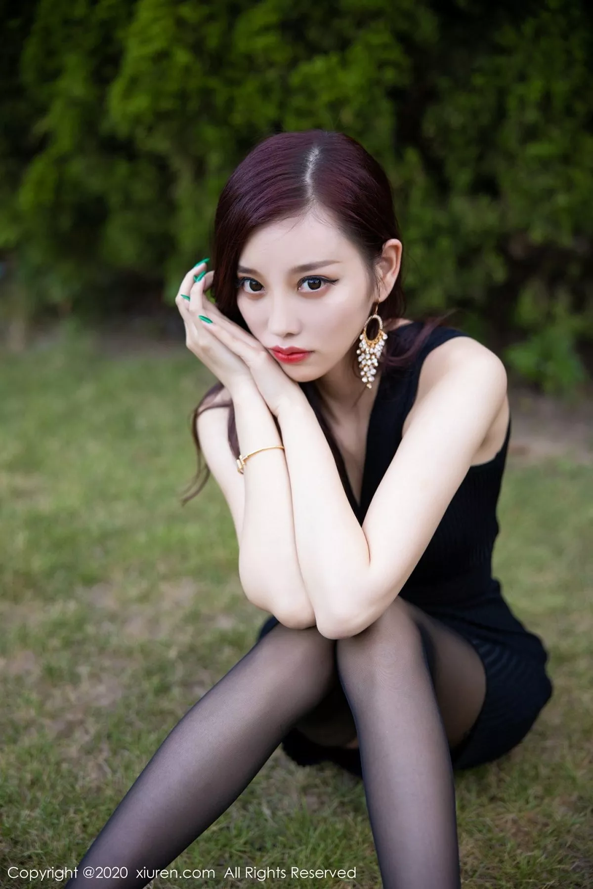 秀人集.com_[XiuRen秀人网]No.2648_女神杨晨晨sugar室外松林拍摄主题黑色吊裙配黑丝裤袜诱惑写真76P