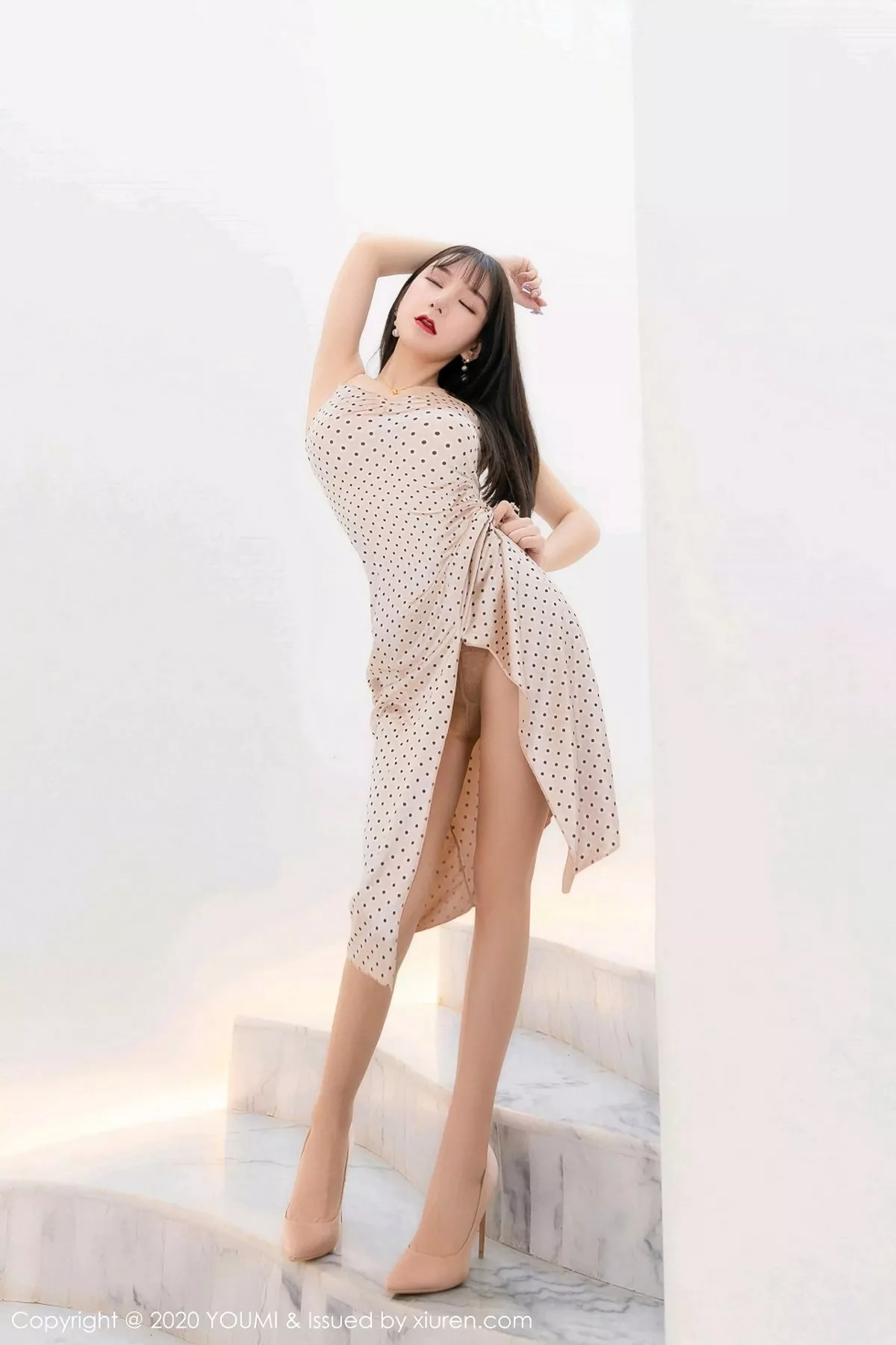 秀人集.com_[YouMi尤蜜荟]Vol.556_女神周于希Sandy大理旅拍性感吊带裙配蕾丝内裤惹火诱惑写真55P