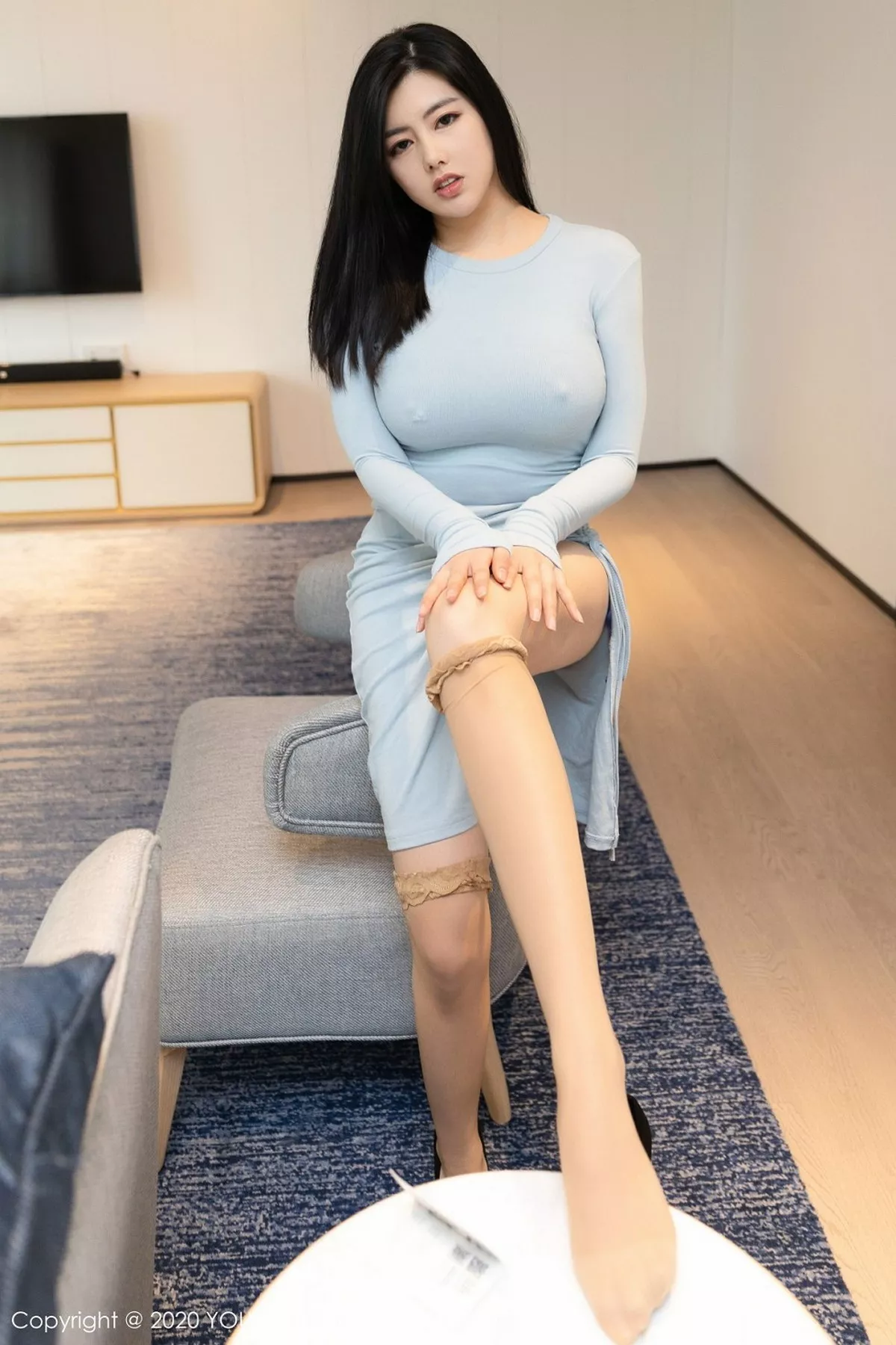 秀人集.com_[YouMi尤蜜荟]Vol.561_女神娜露Selena私房薄透礼裙真空激凸半撩露翘臀诱惑写真50P