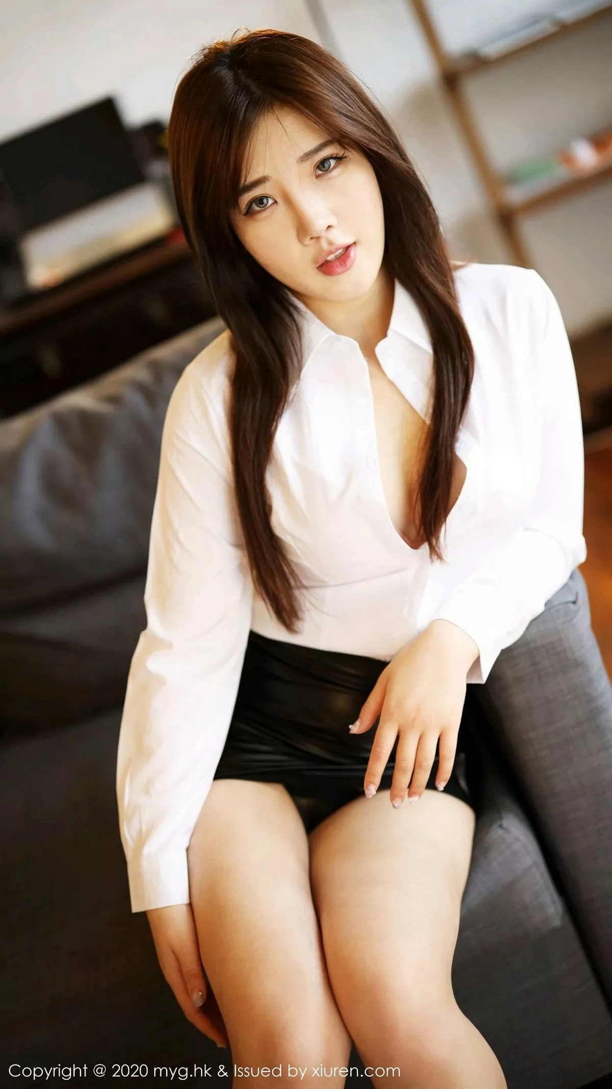 秀人集.com_[MyGirl美媛馆]Vol.462_嫩模小海臀Rena率性白衬衫配魅惑黑皮裙半脱秀翘臀诱惑写真54P