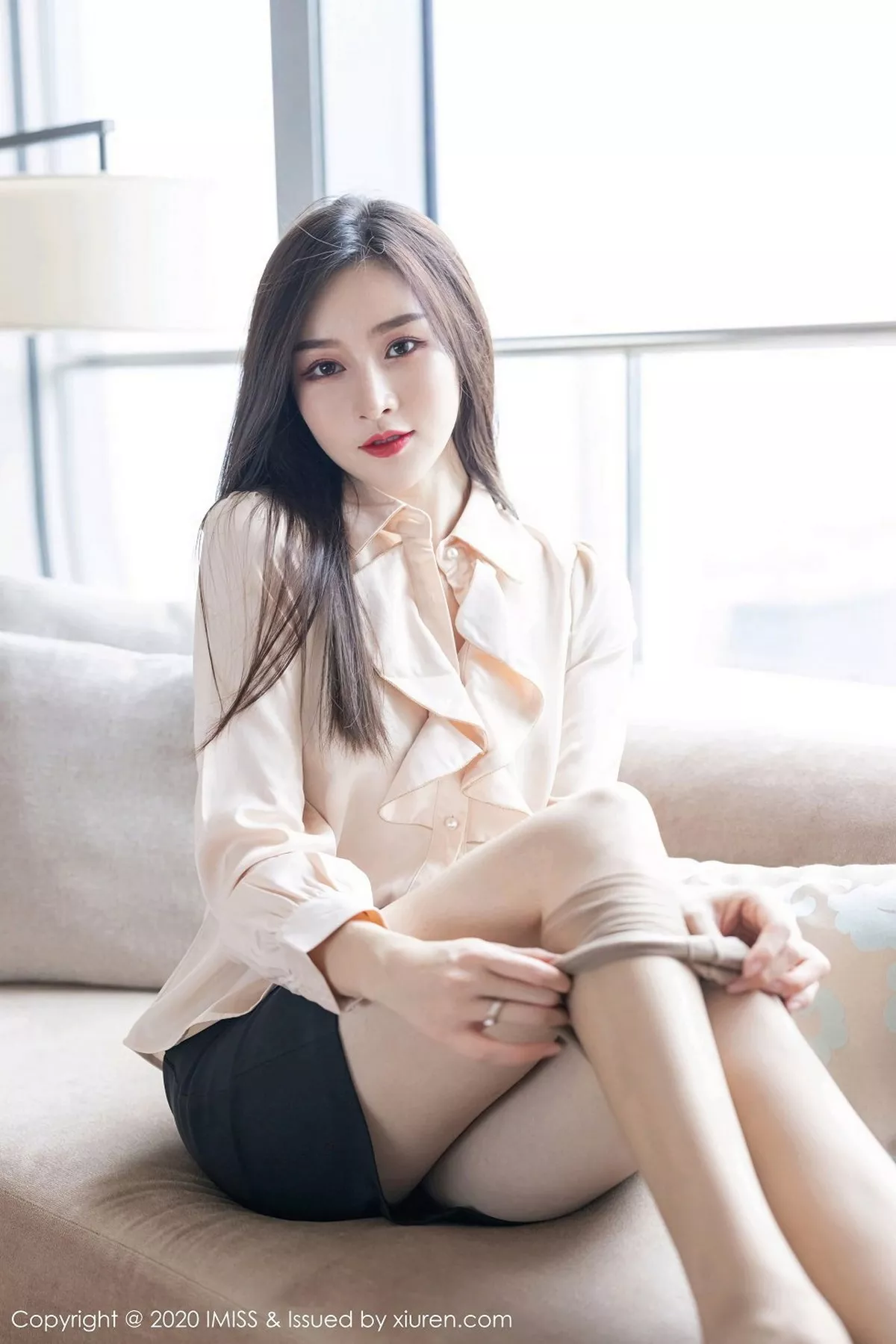 秀人集.com_[IMISS爱蜜社]Vol.528_气质美女Vanessa经典职场制服主题沙发上性感内衣完美诱惑写真71P