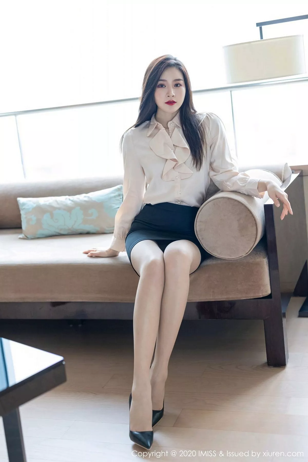 秀人集.com_[IMISS爱蜜社]Vol.528_气质美女Vanessa经典职场制服主题沙发上性感内衣完美诱惑写真71P