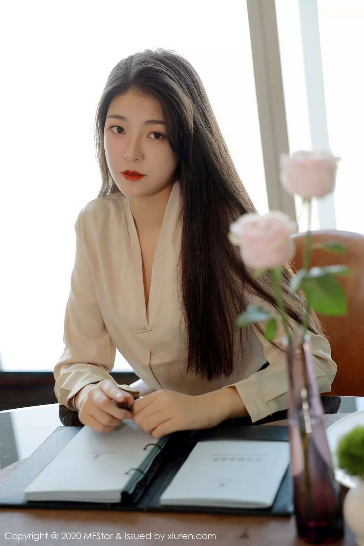 秀人集.com_[MFStar模范学院]Vol.418_嫩模Laura苏雨彤职场秘书OL主题黑短裙配肉丝裤袜诱惑写真41P