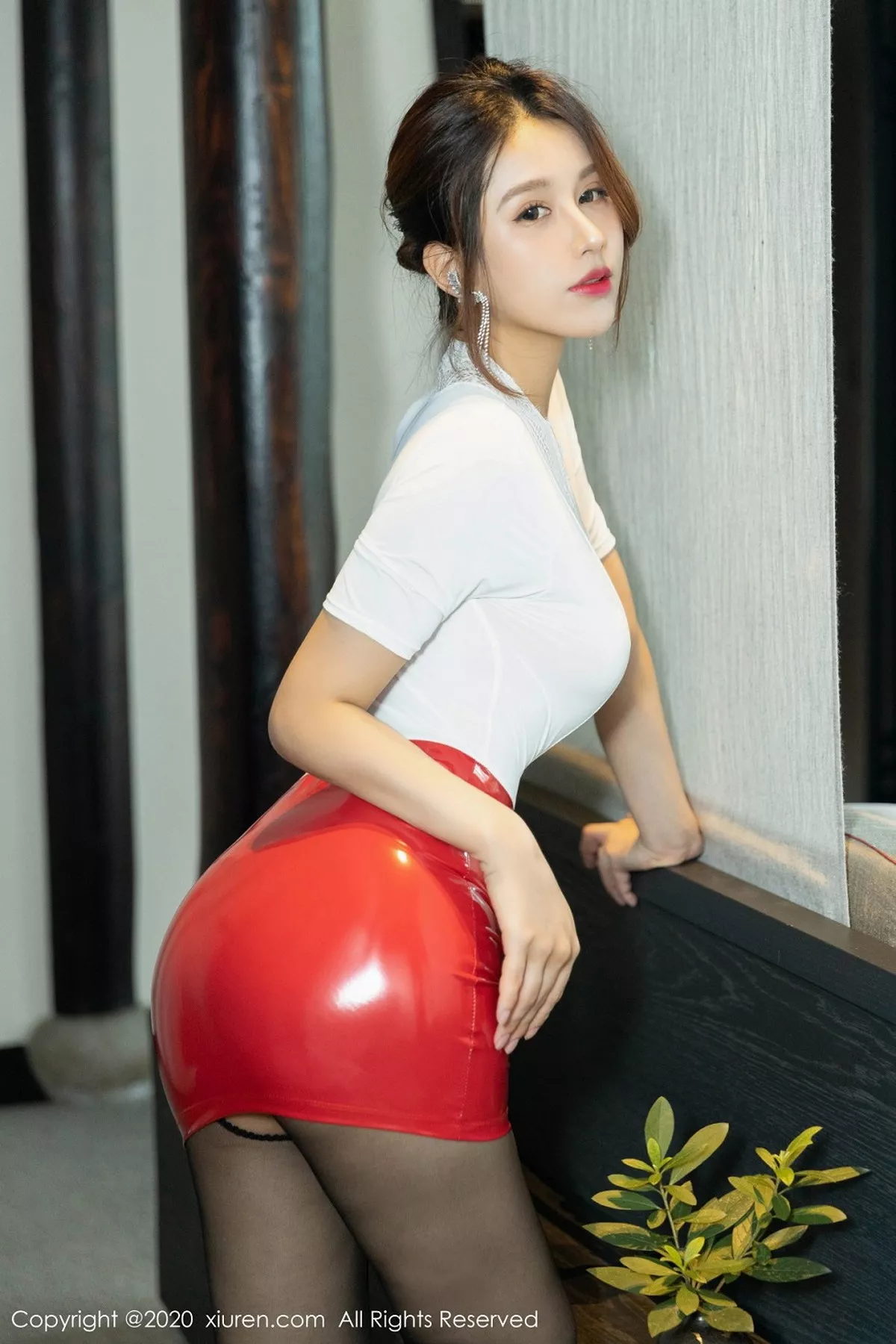 秀人集.com_[XiuRen秀人网]No.2839_嫩模徐安安杭州旅拍私房床上红色皮裙配开档黑丝裤袜魅惑写真48P