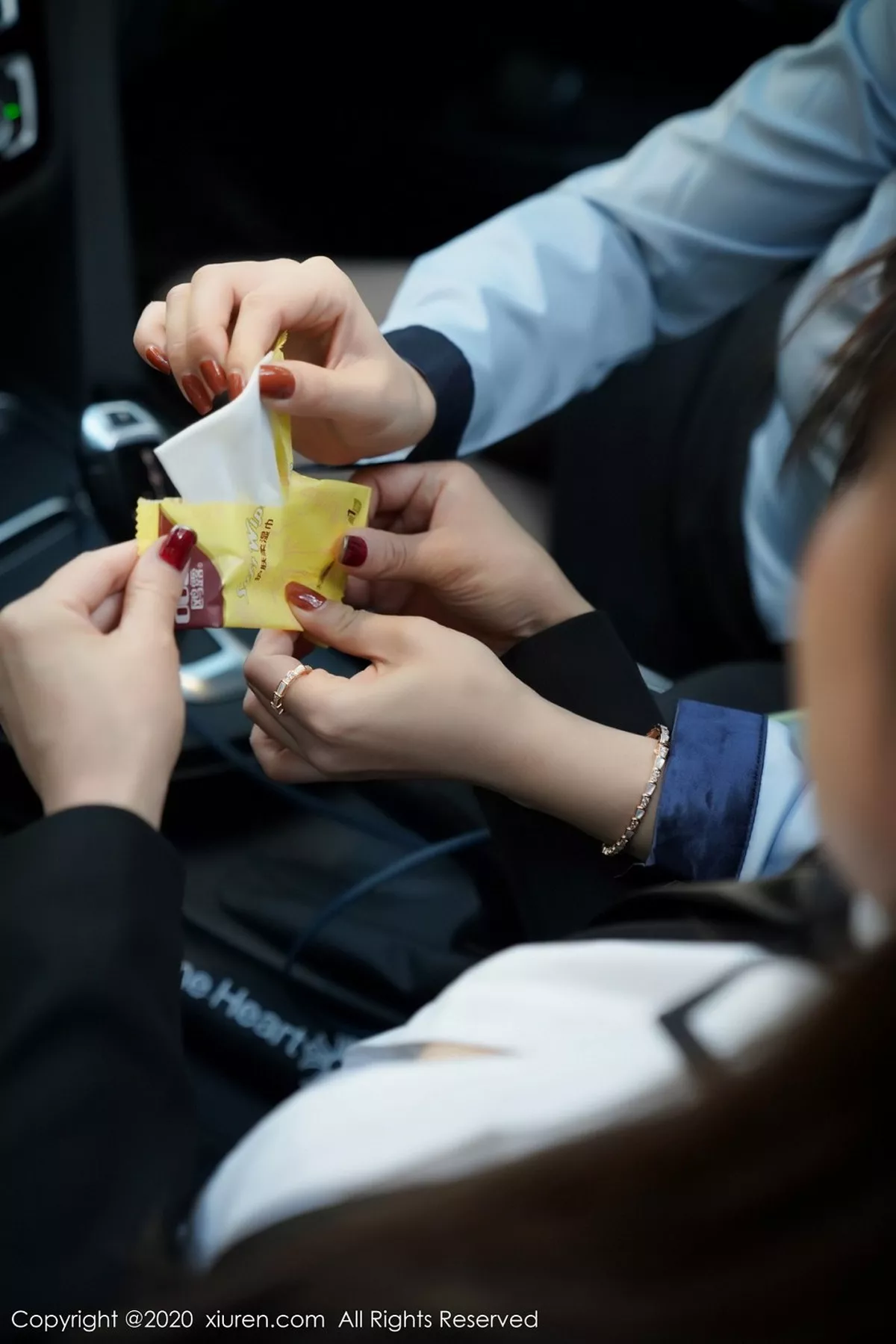 秀人集.com_[XiuRen秀人网]No.2836_嫩模Lucky沈欢欣性感姐妹花魅惑车拍+酒店私房互撩写真合集86P