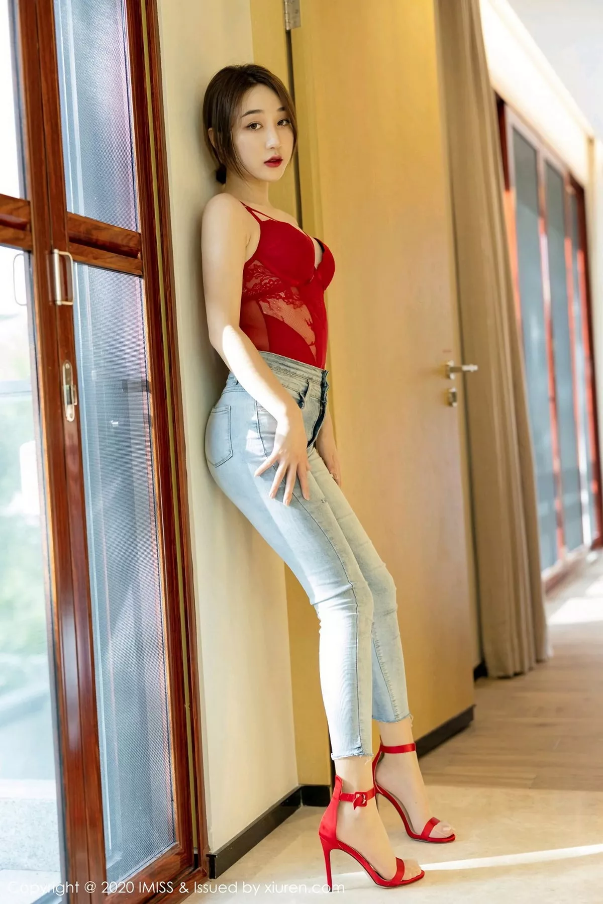 秀人集.com_[IMISS爱蜜社]Vol.523_嫩模九月生_心愿旅拍泳池性感泳衣+红色比基尼完美诱惑写真64P